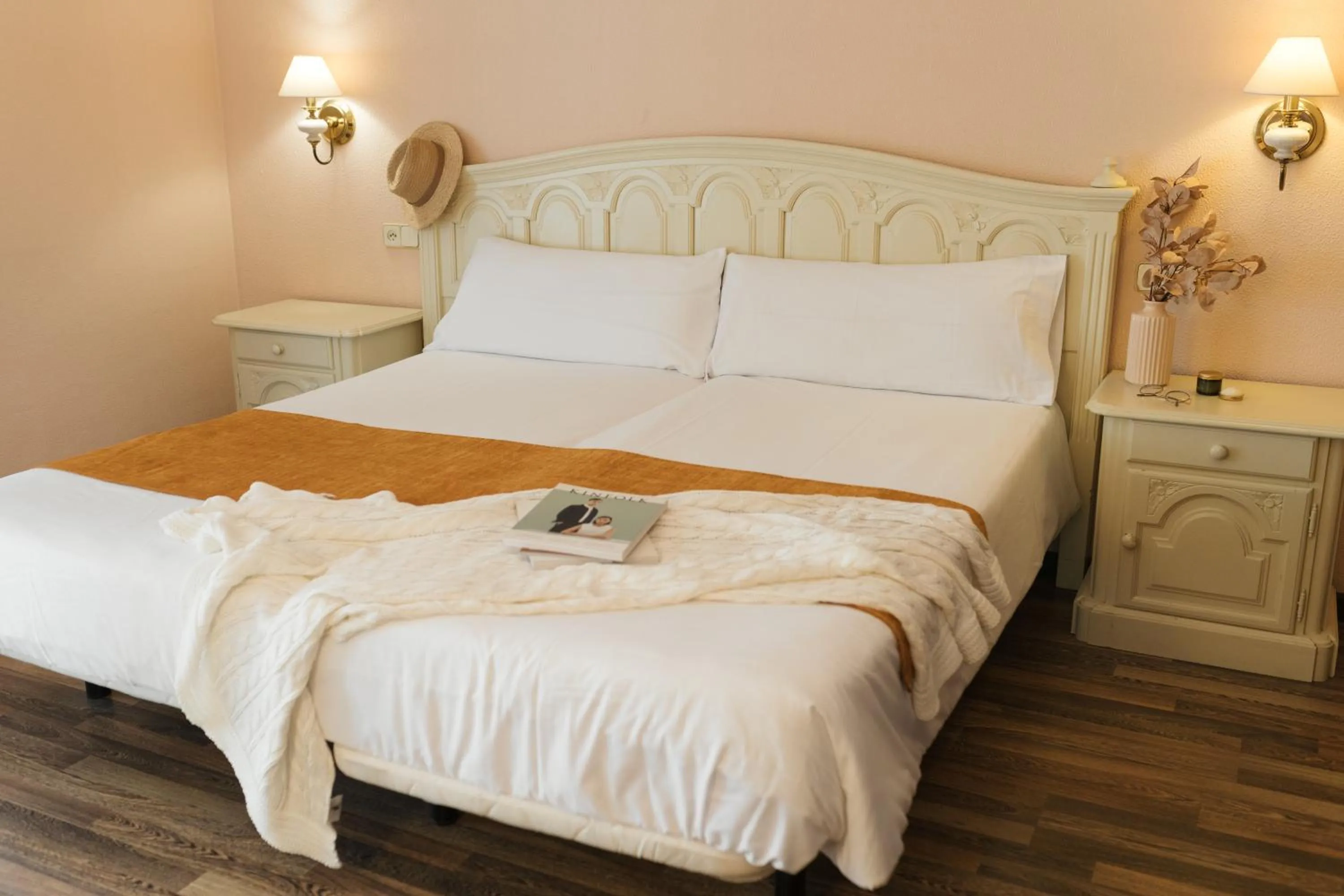 Bed in Hotel Roger de Flor by Seleqtta