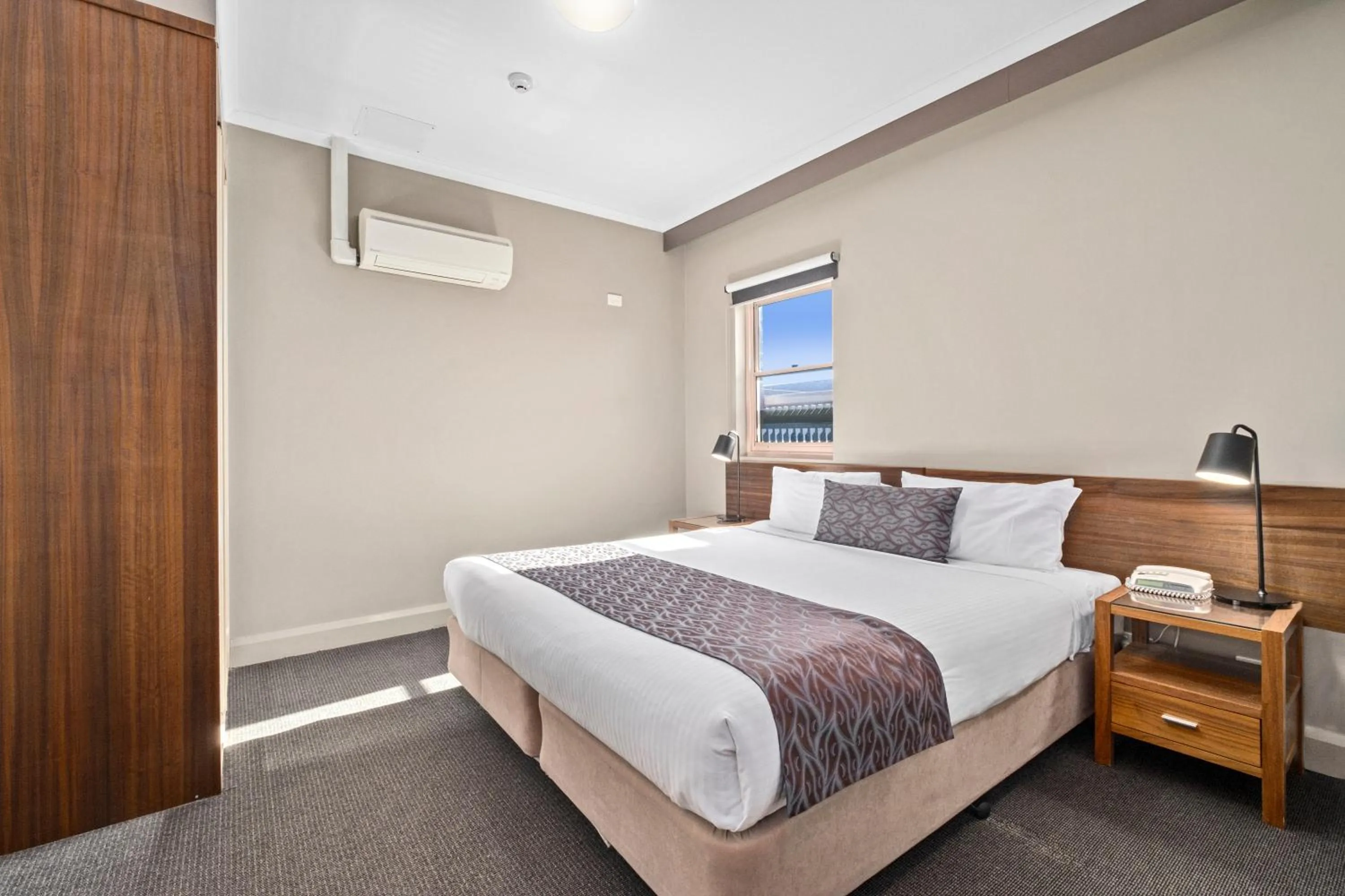 Bed in Quality Hotel Dickson