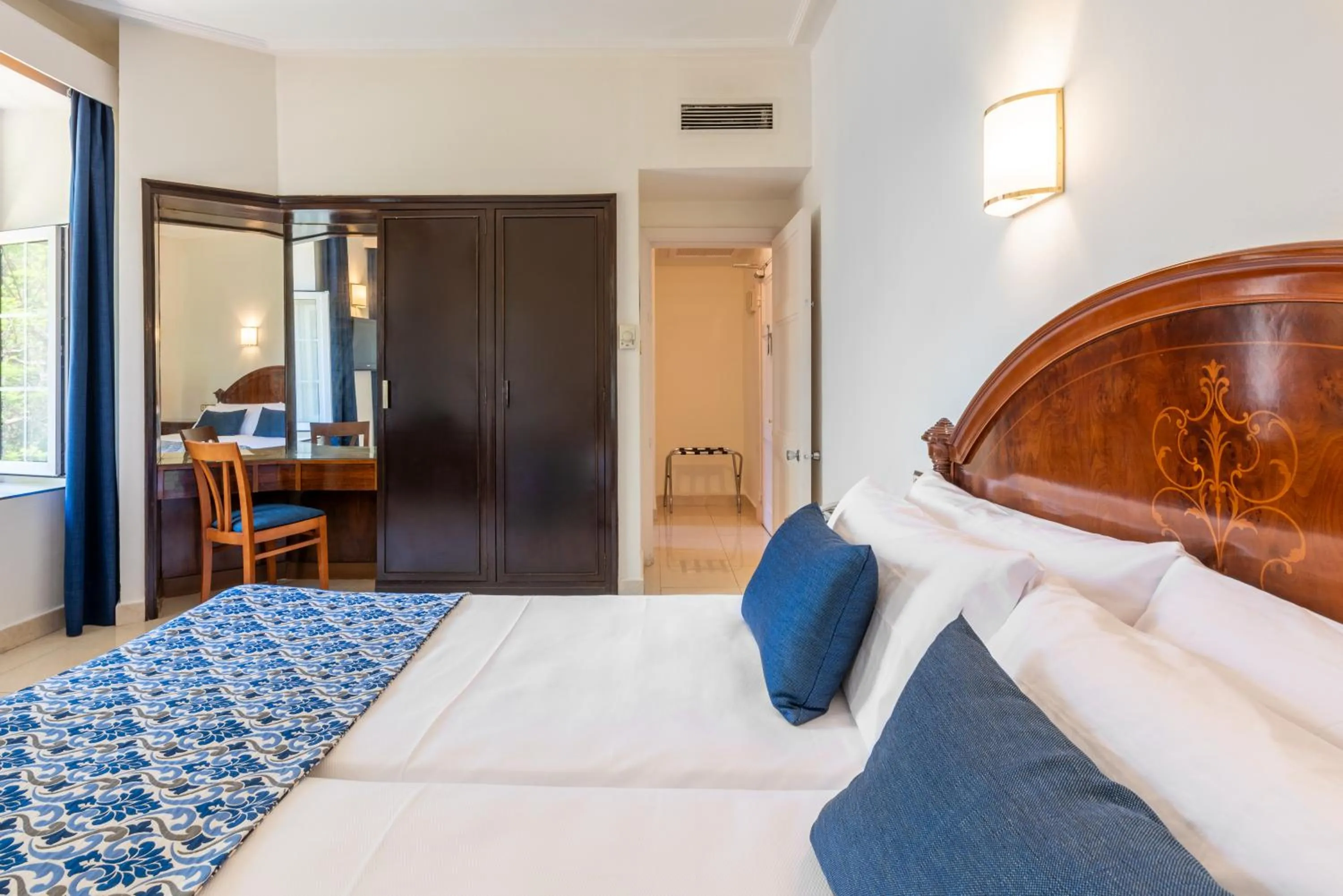 Photo of the whole room, Bed in Globales Reina Cristina