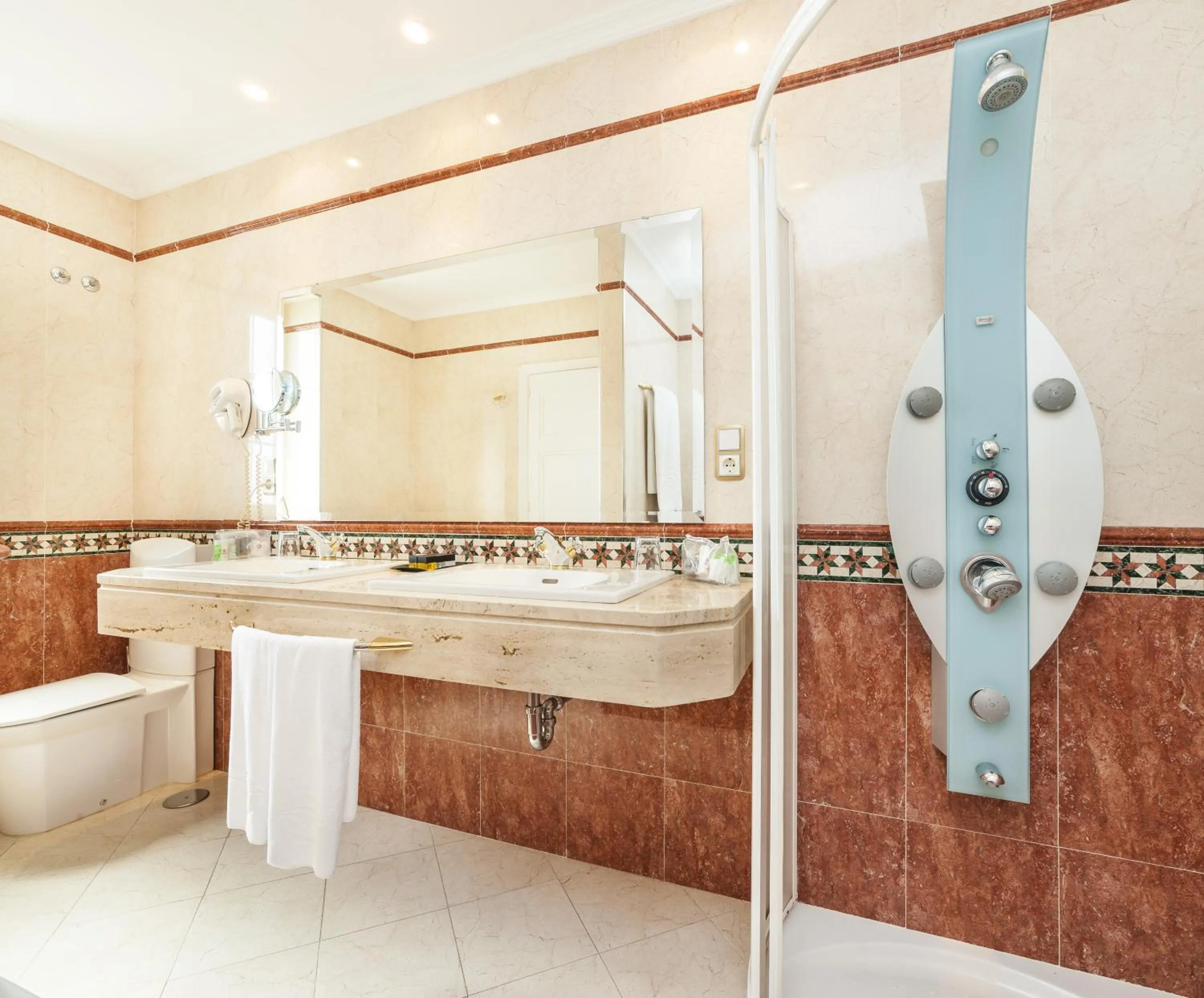 Bathroom in Globales Reina Cristina