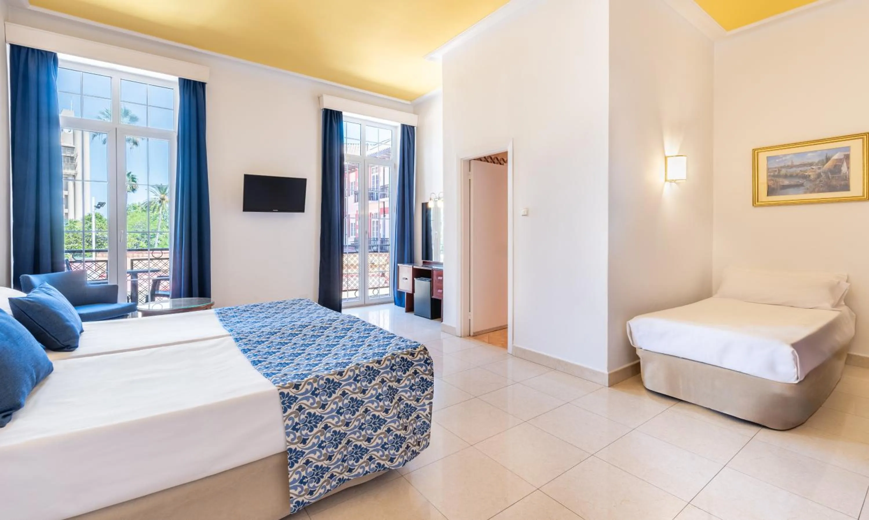 Photo of the whole room, Bed in Globales Reina Cristina