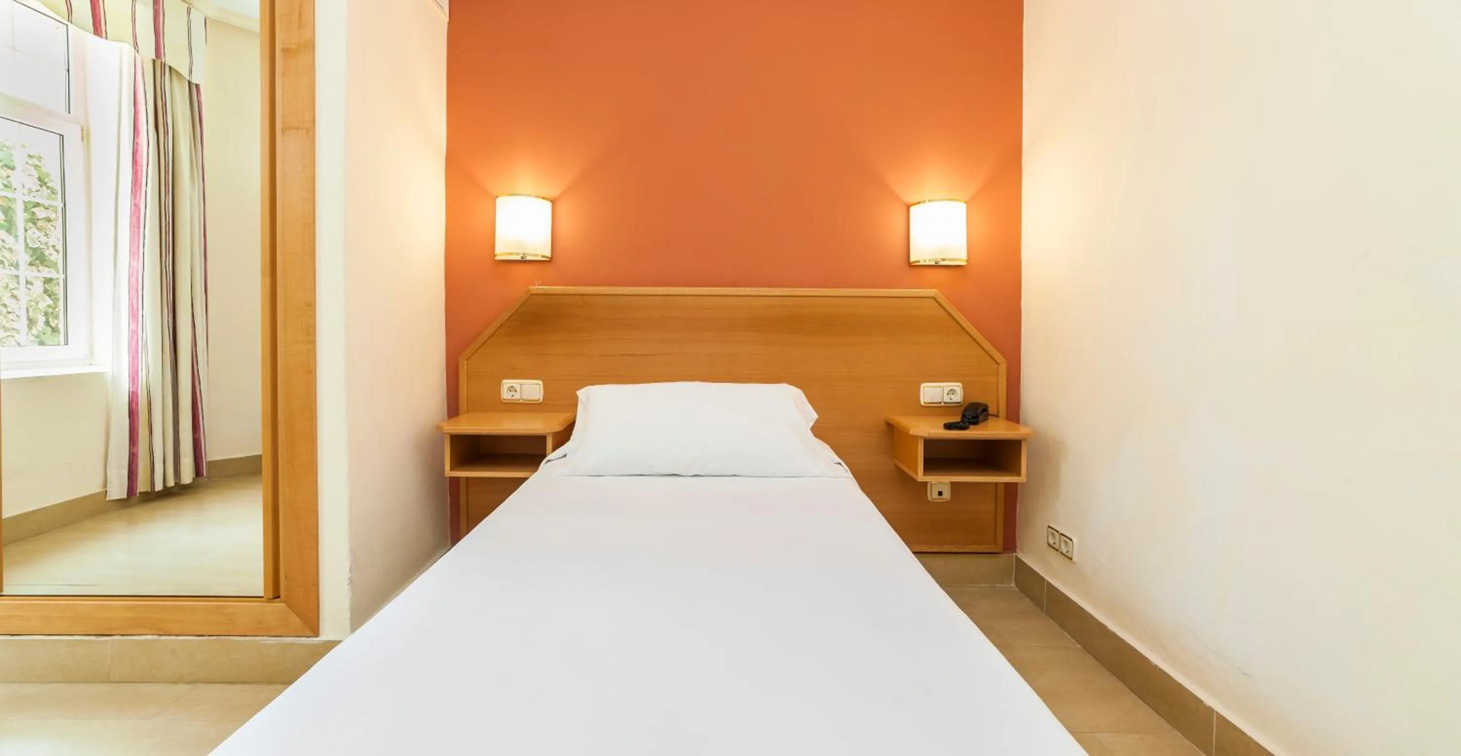 Bedroom, Bed in Globales Reina Cristina