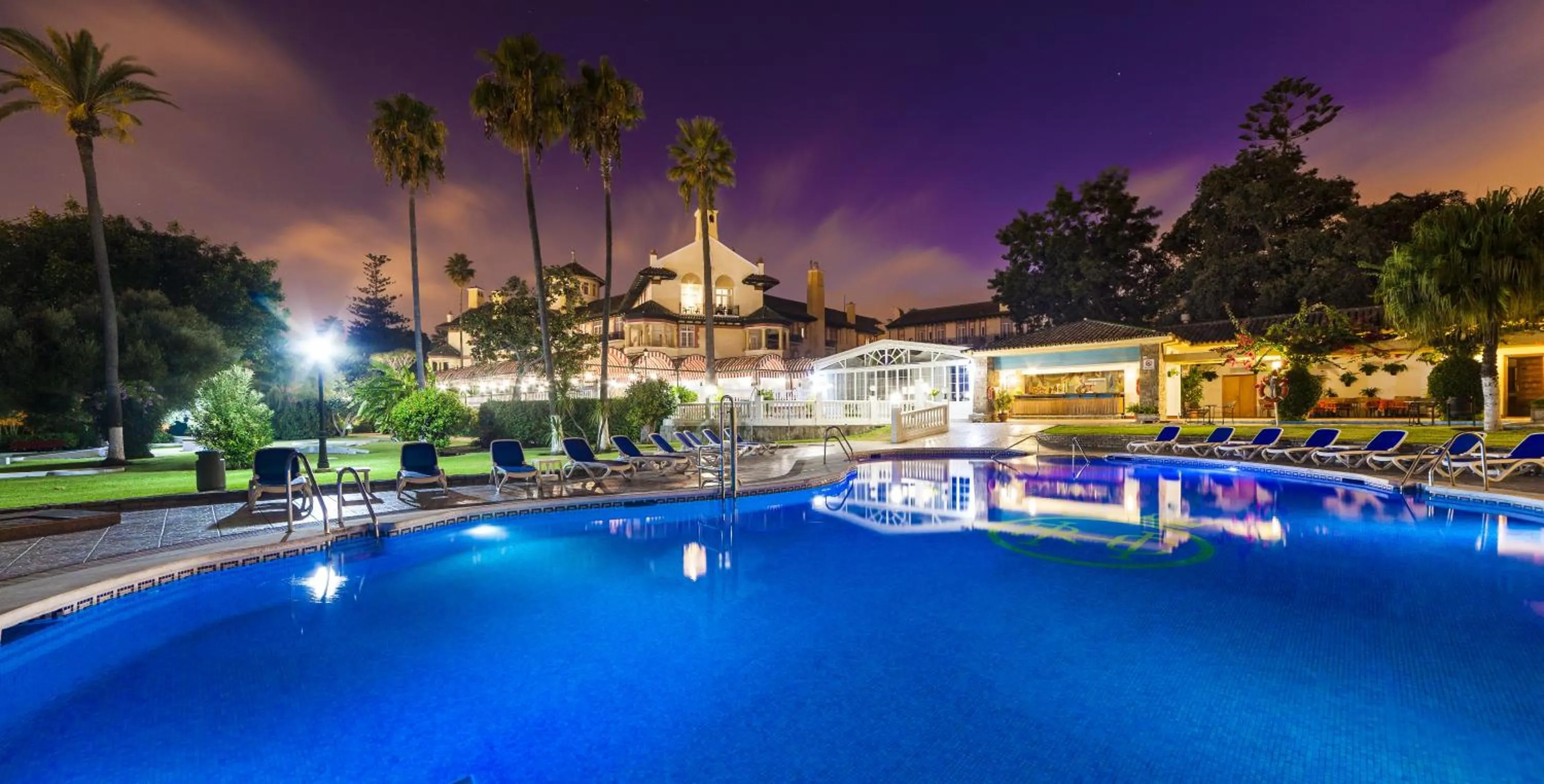 Swimming pool in Globales Reina Cristina