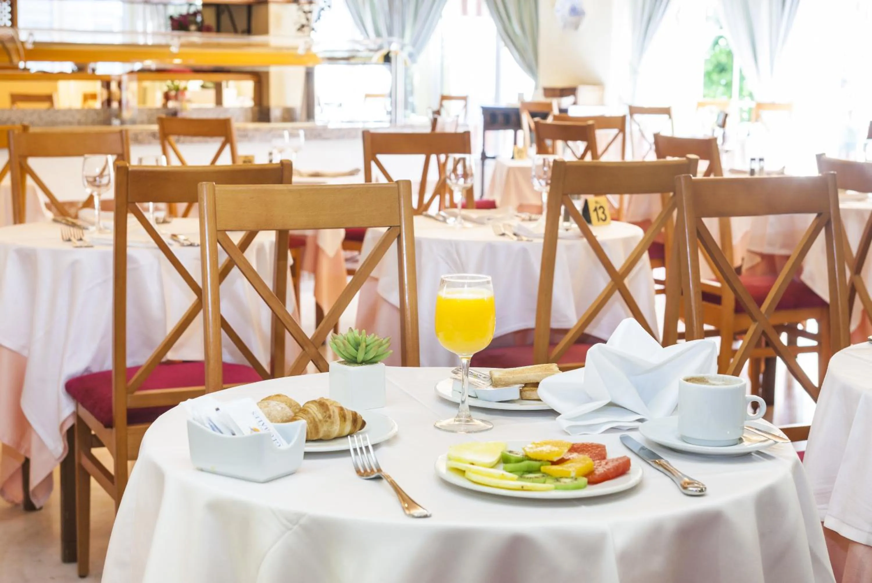 Restaurant/places to eat in Globales Reina Cristina