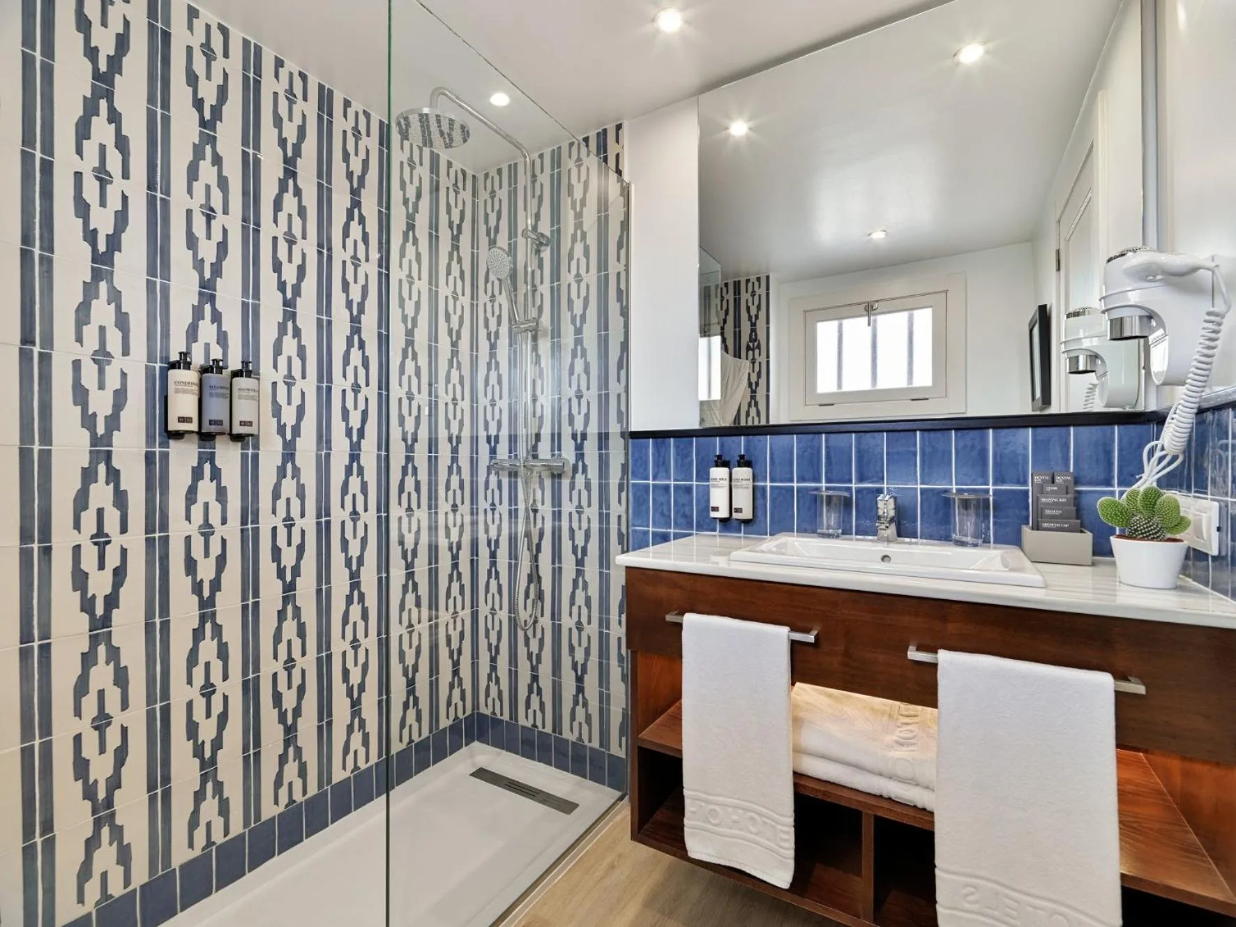 Shower in H10 Suites Lanzarote Gardens