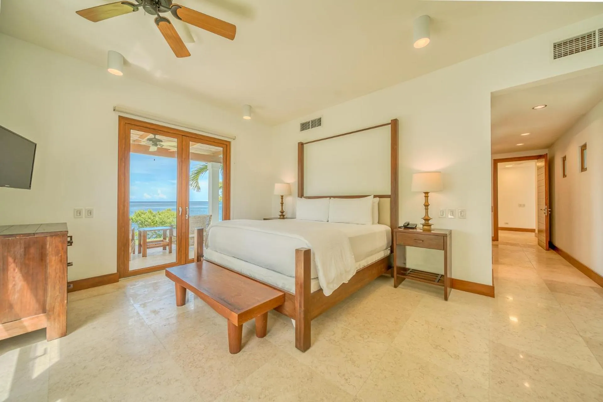 Evening entertainment in Las Verandas Hotel & Villas