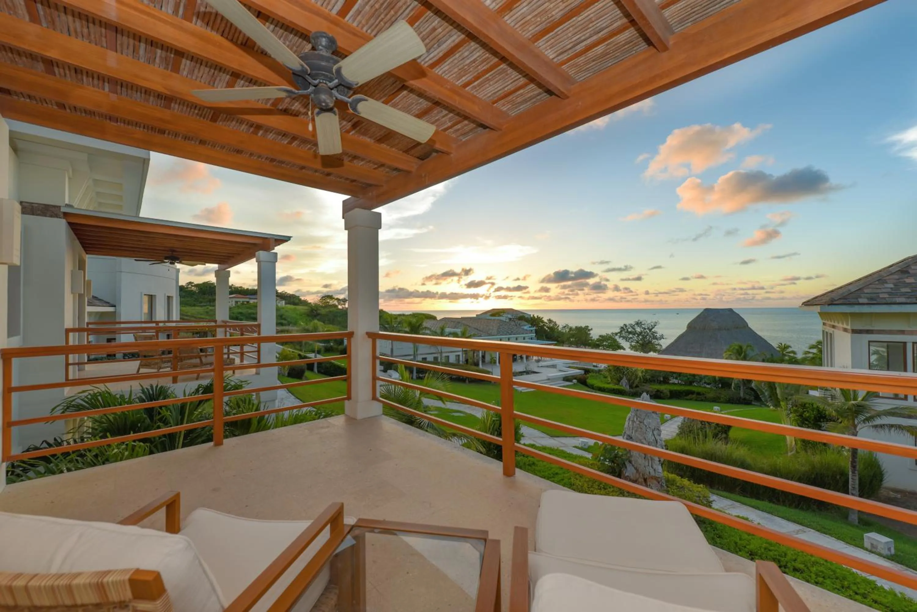 Deluxe Room, Partial Ocean View in Las Verandas Hotel & Villas