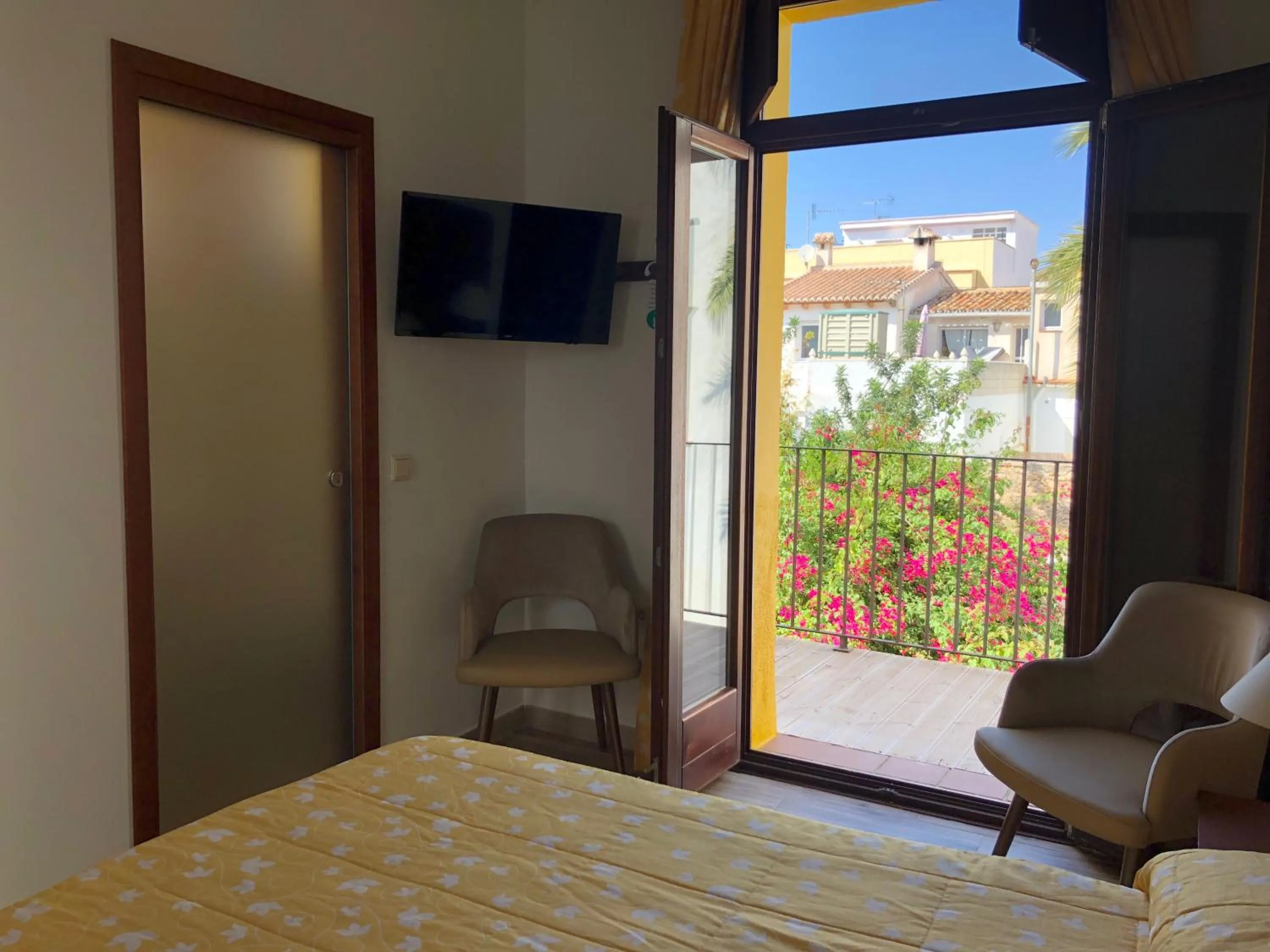 Balcony/Terrace, Bed in Hostal Loreto