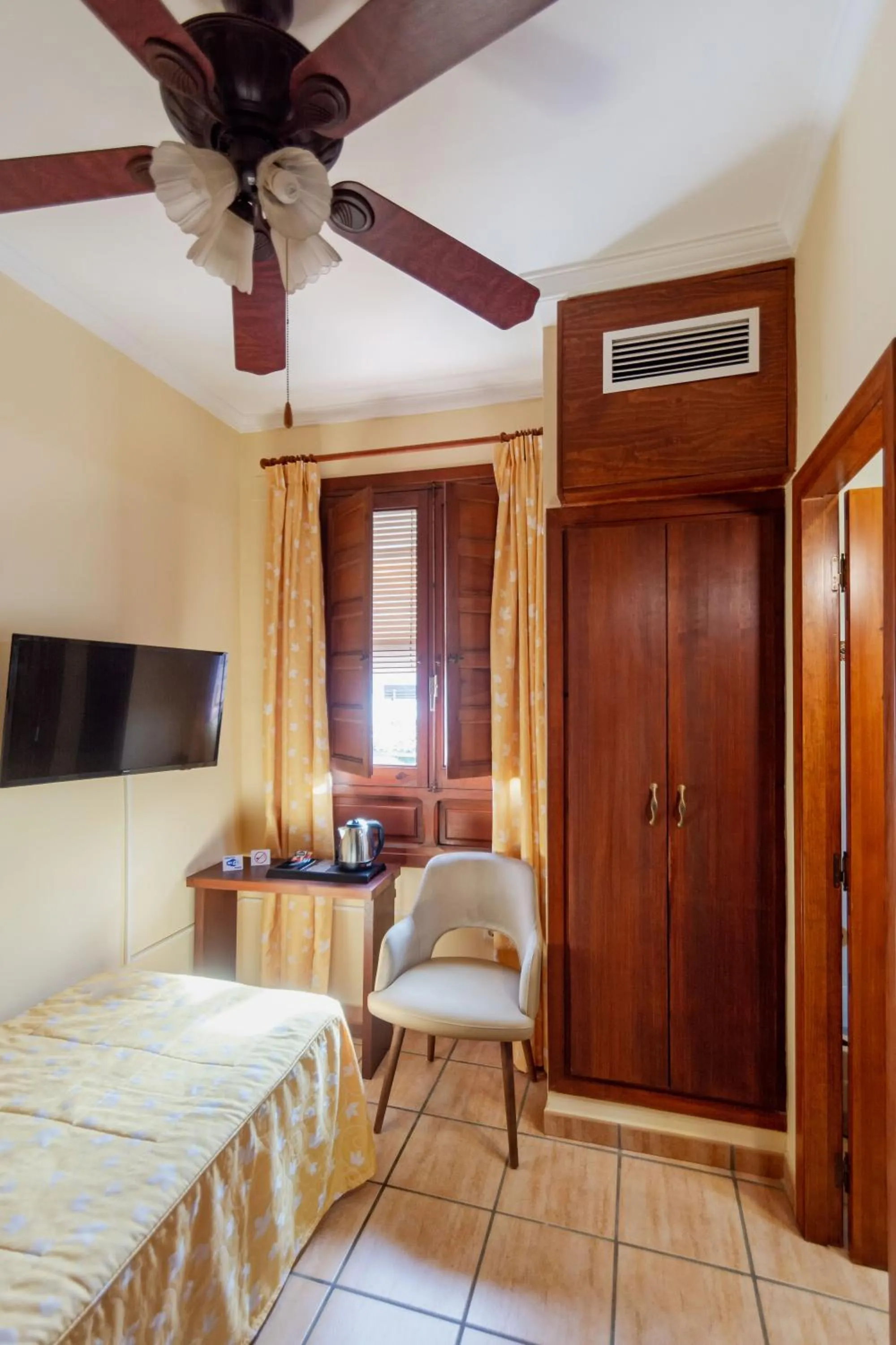 Bedroom, Bed in Hostal Loreto