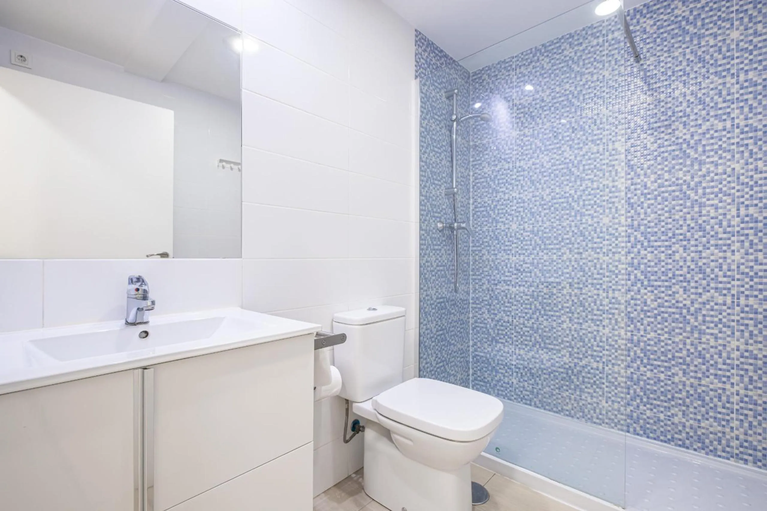 Shower in Apartamentos La Rosita Old Town