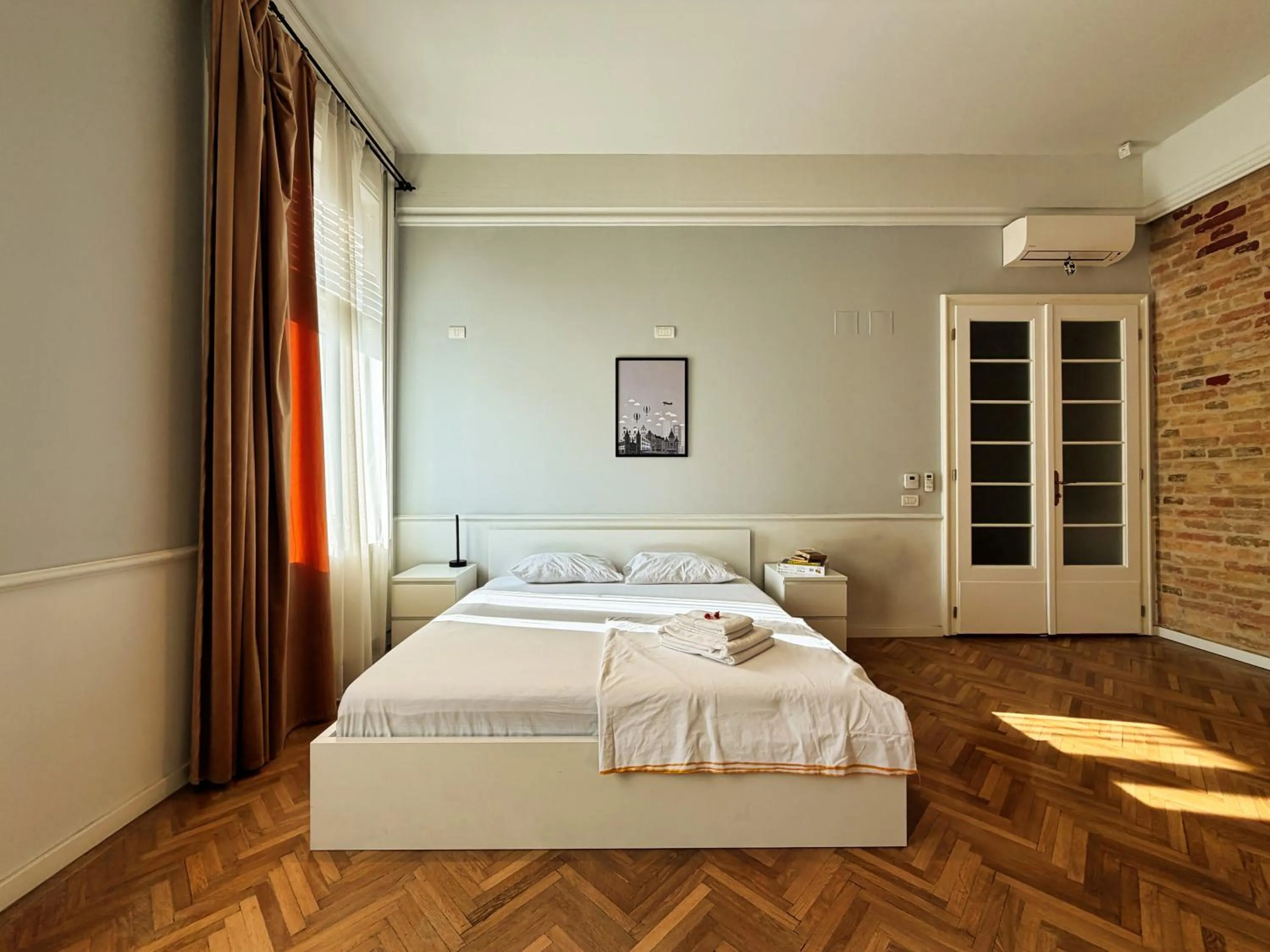 Photo of the whole room, Bed in Carol Residence - ultra central - powered by NEO