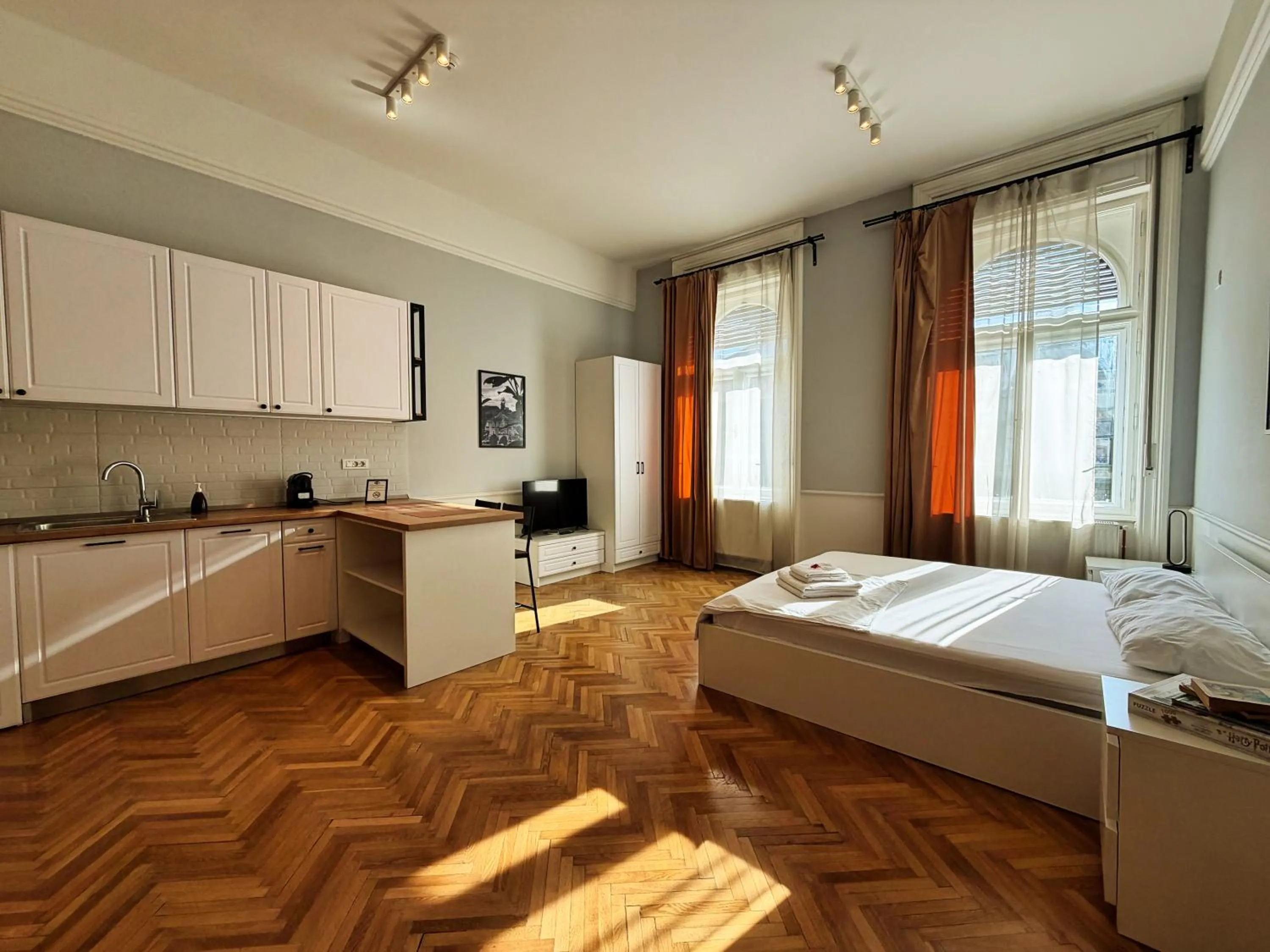 Photo of the whole room, Bed in Carol Residence - ultra central - powered by NEO