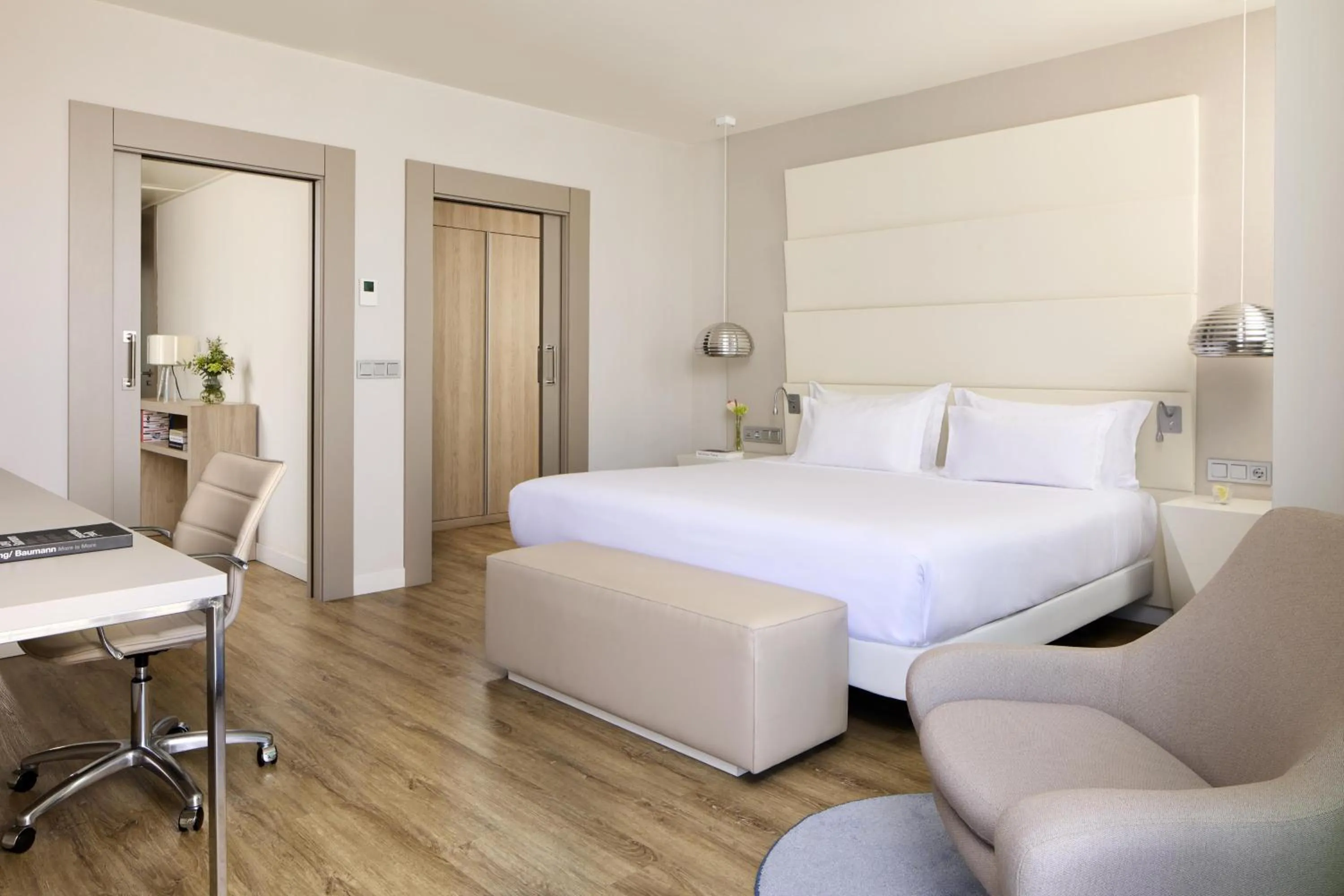 Photo of the whole room, Bed in NH Málaga