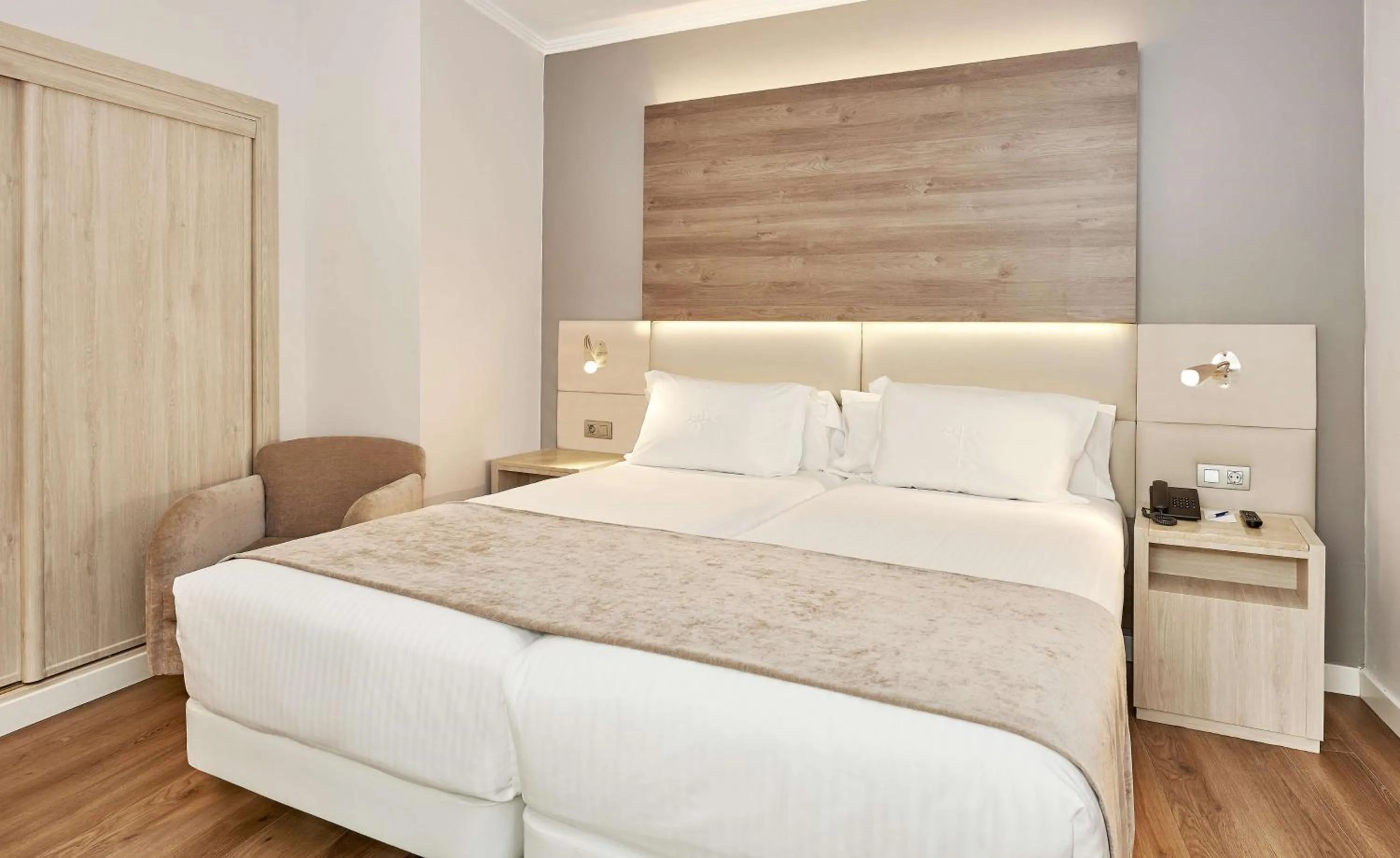 Bedroom, Bed in NH Córdoba Califa