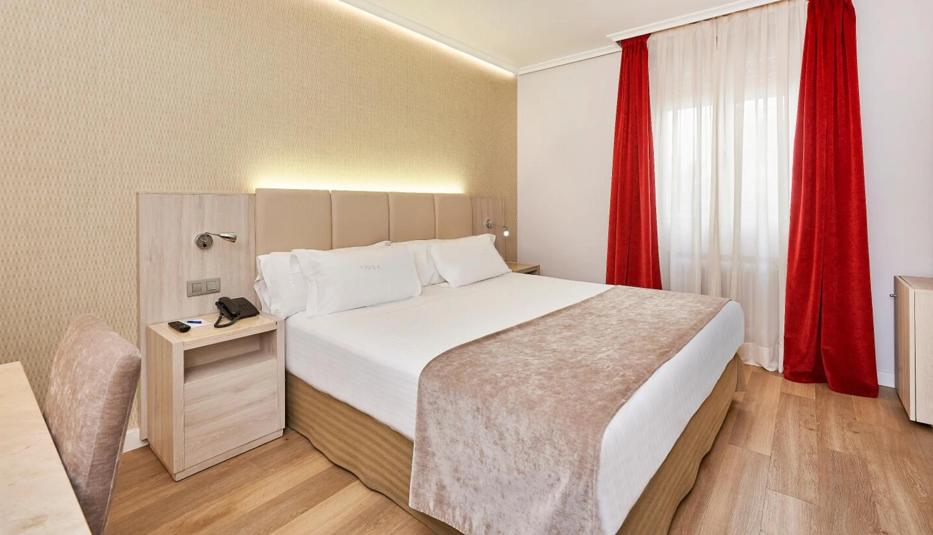 Photo of the whole room, Bed in NH Córdoba Califa