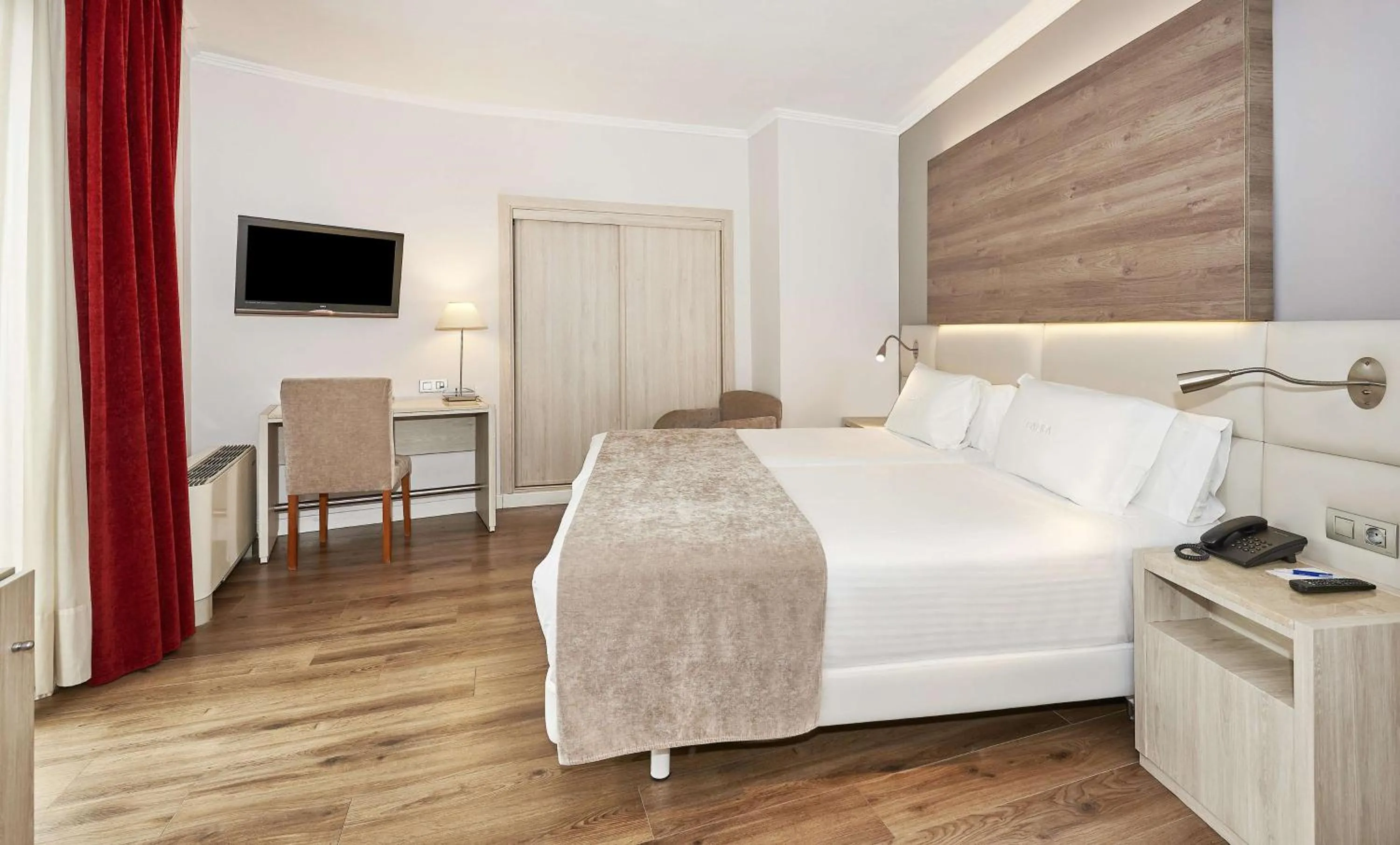 Bedroom, Bed in NH Córdoba Califa