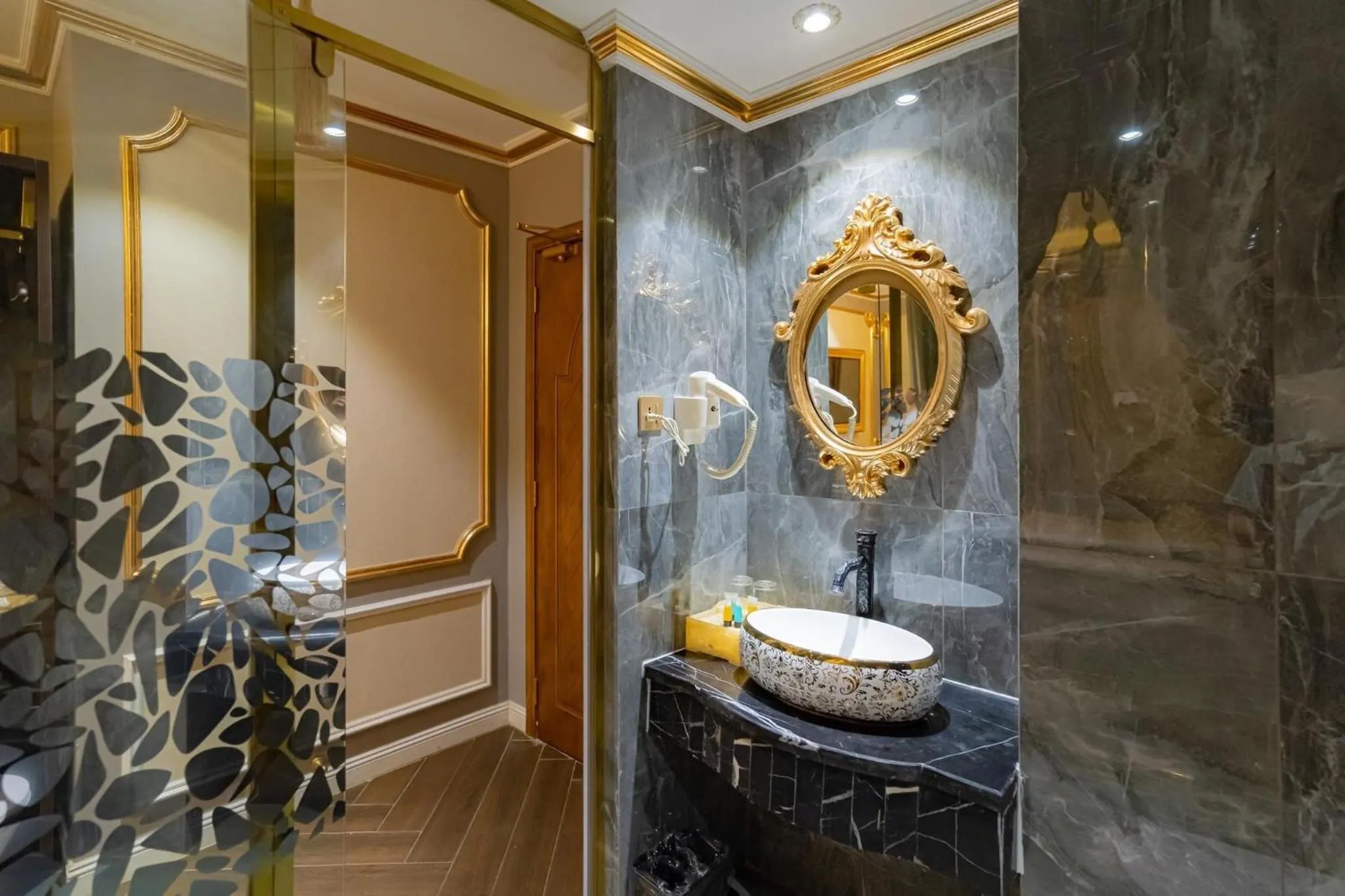 Enjoy Boutique Saigon Hotel