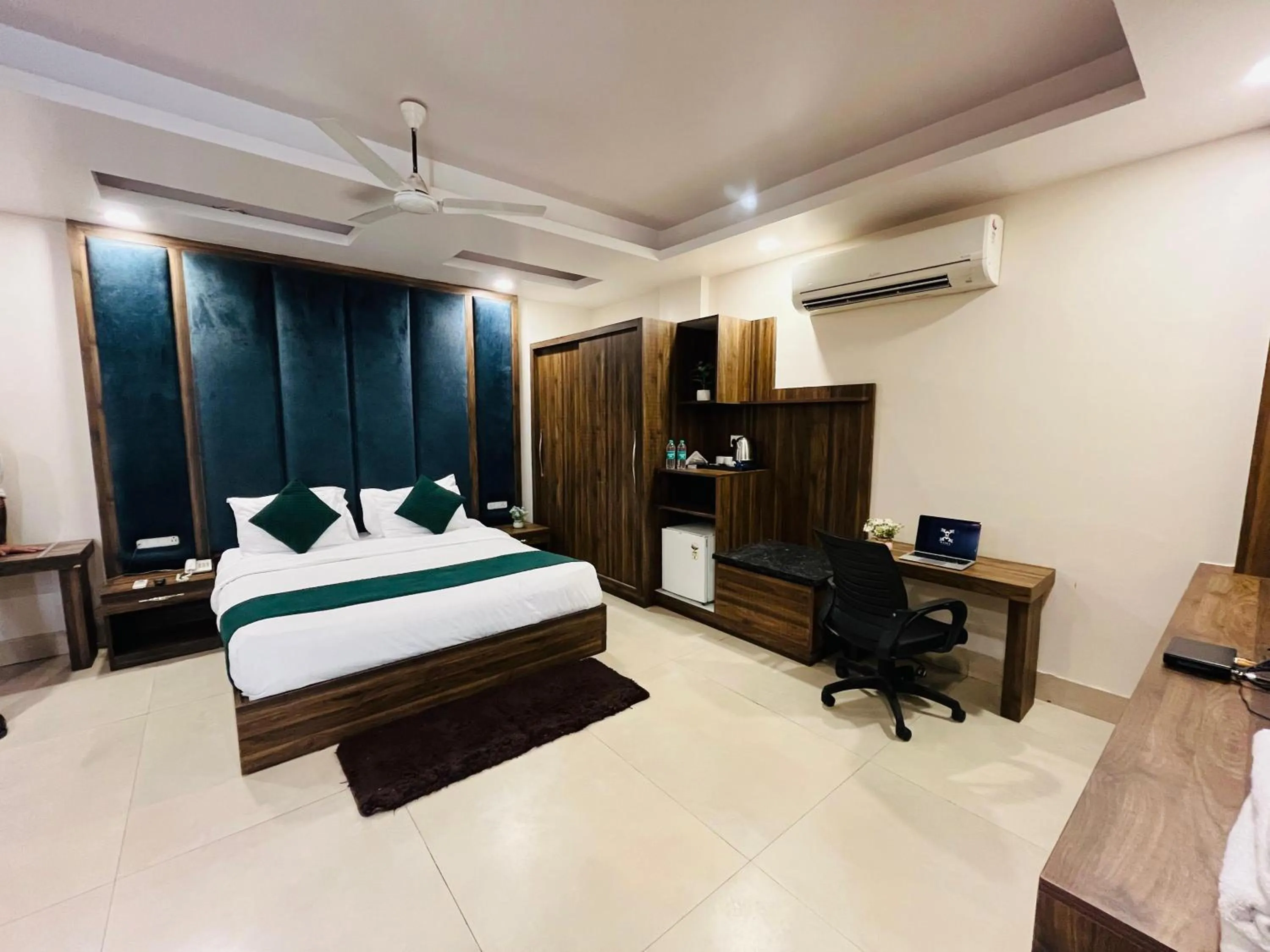 wardrobe, Bed in Hotel Maira