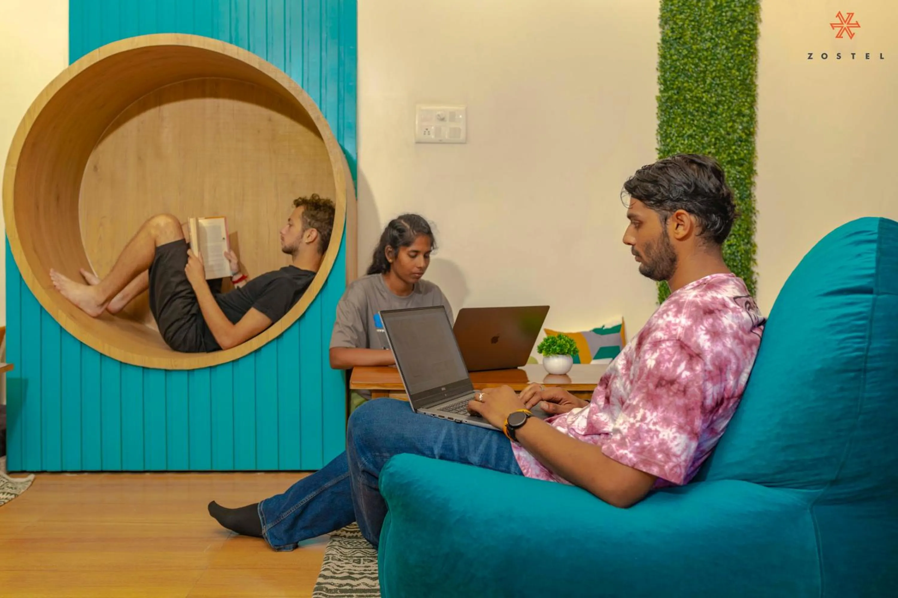 Communal lounge/ TV room in Zostel Plus Rishikesh, Mohanchatti