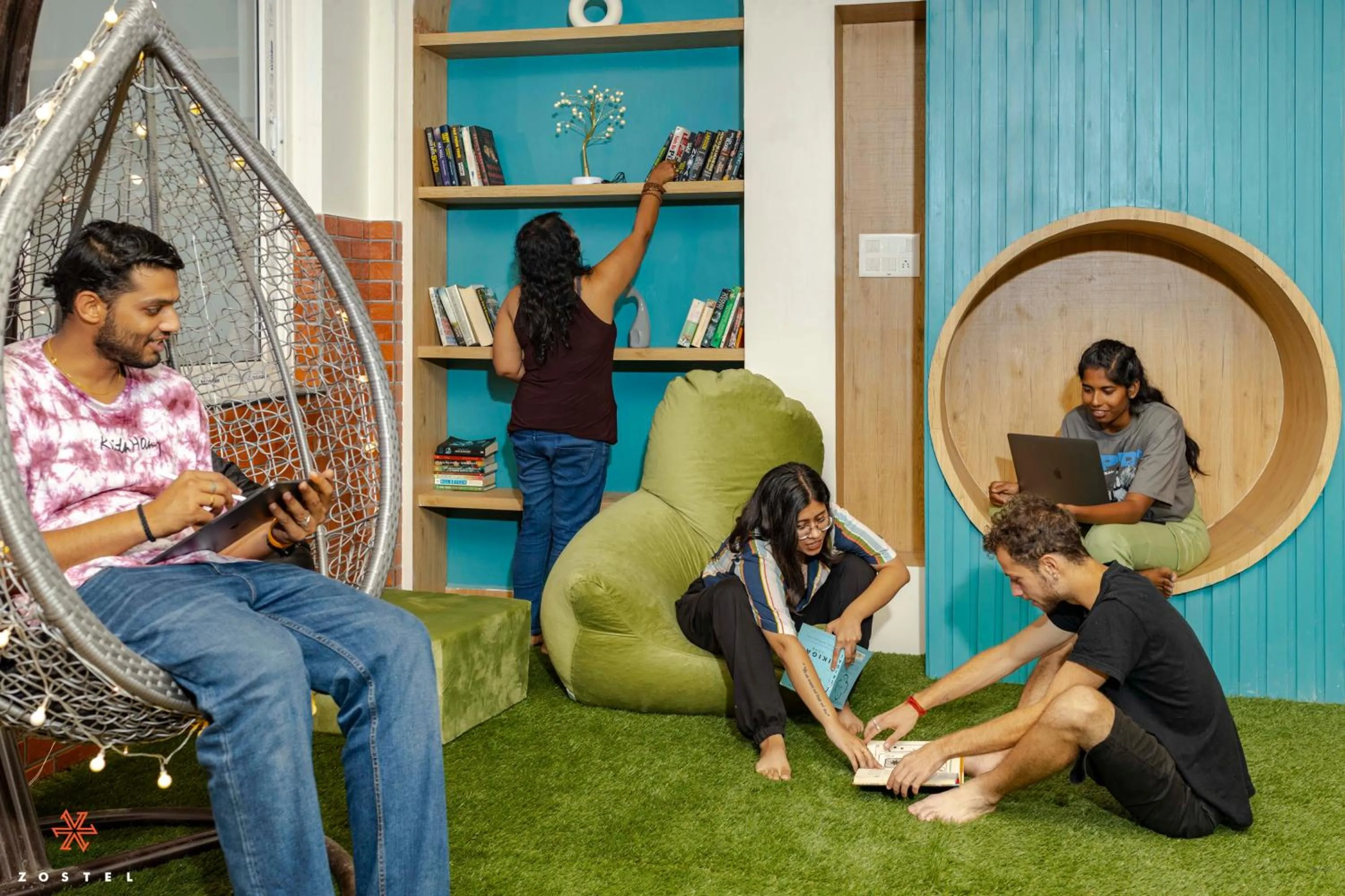 Communal lounge/ TV room in Zostel Plus Rishikesh, Mohanchatti