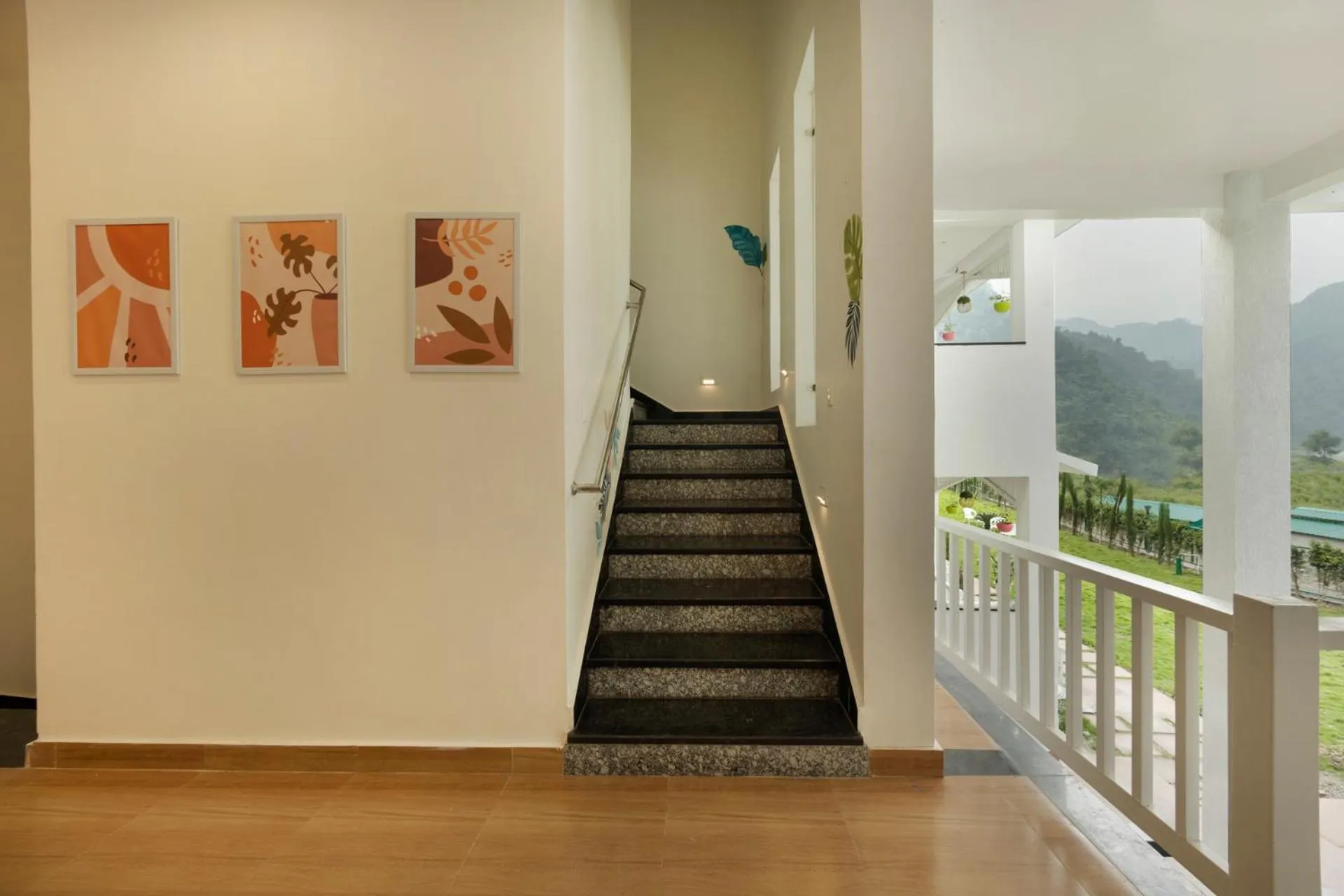 Lobby or reception in Zostel Plus Rishikesh, Mohanchatti