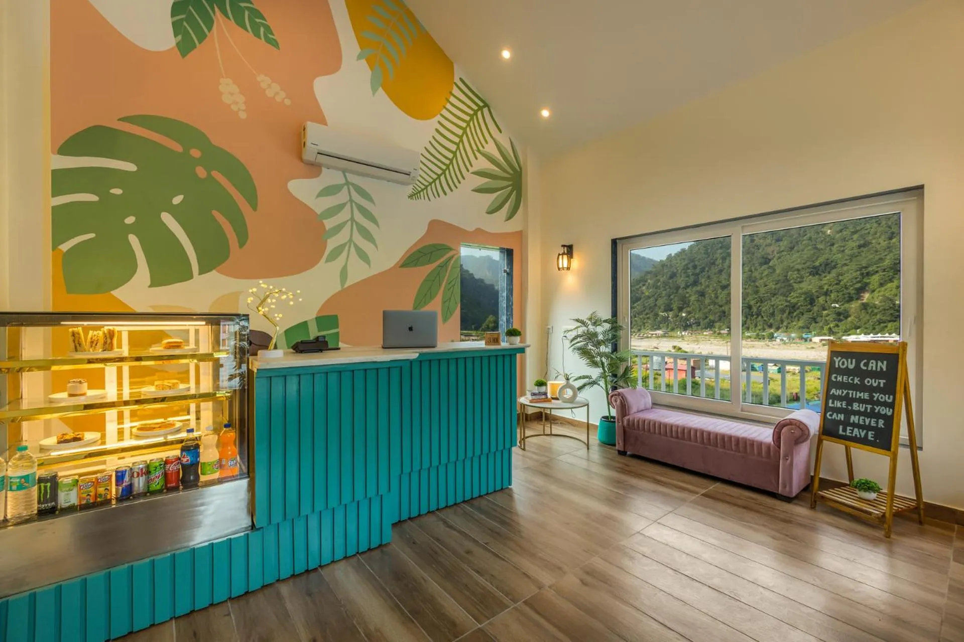 Lobby or reception in Zostel Plus Rishikesh, Mohanchatti