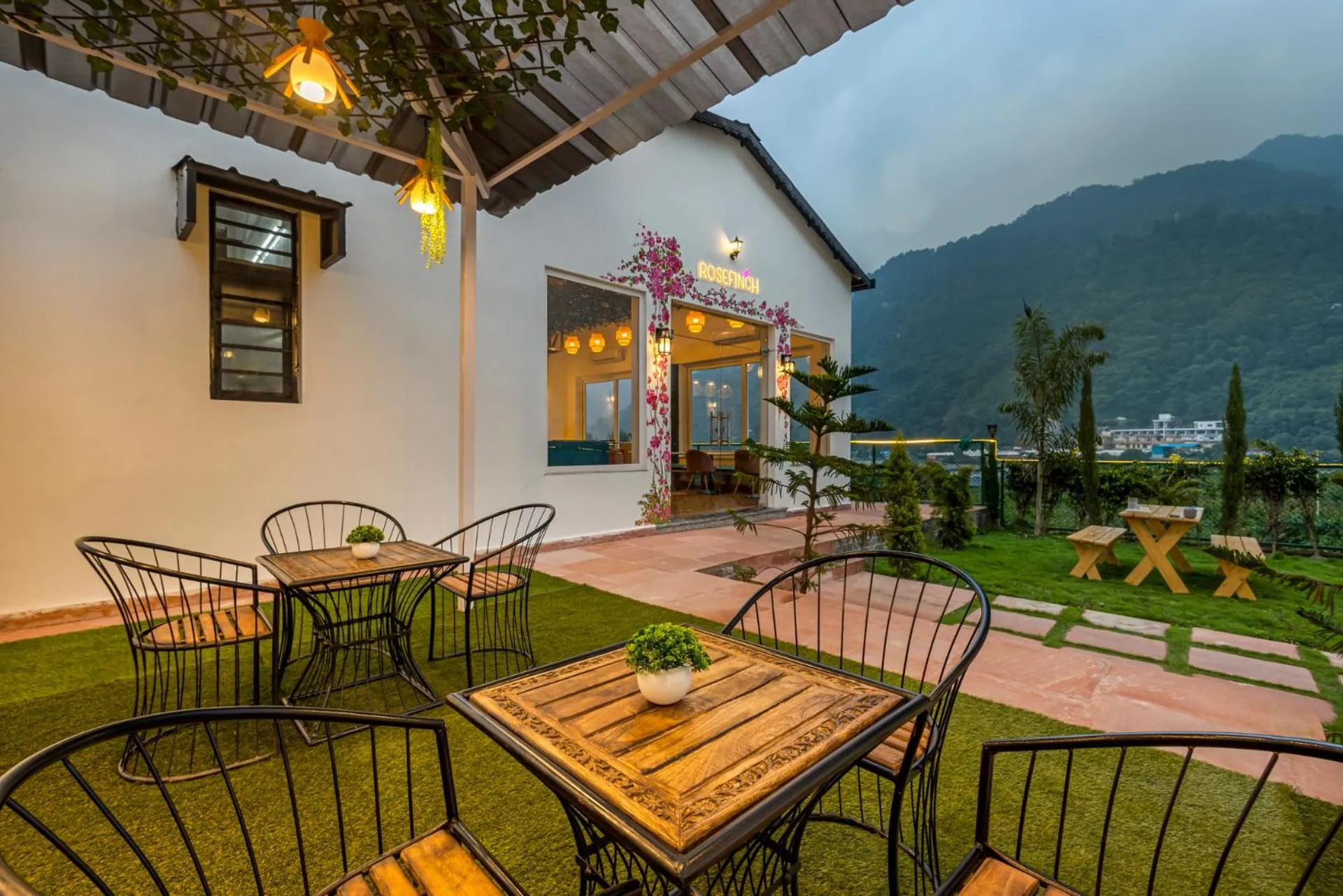 Restaurant/places to eat in Zostel Plus Rishikesh, Mohanchatti