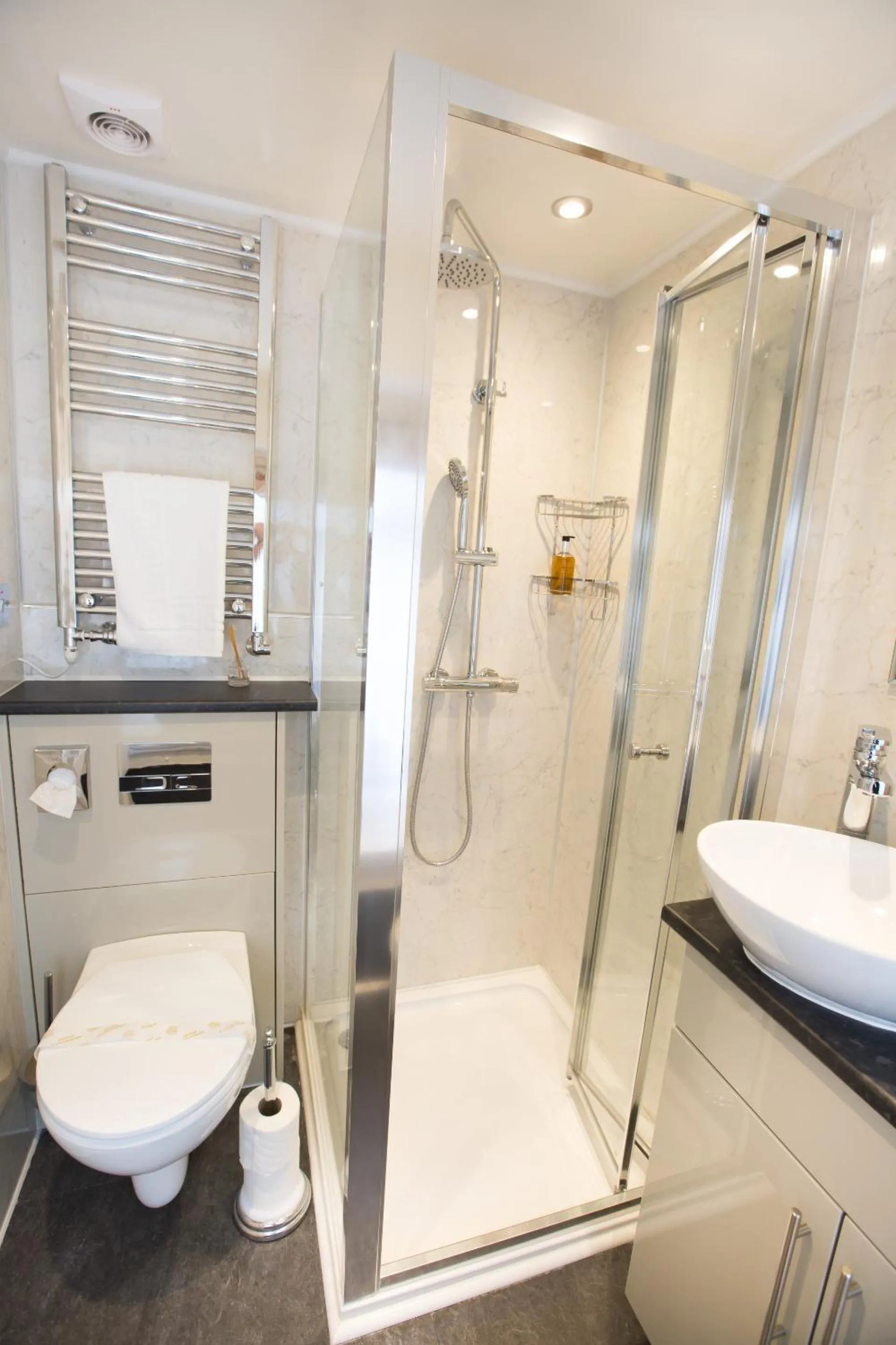 Twin Room with Shower in The Old Brewhouse