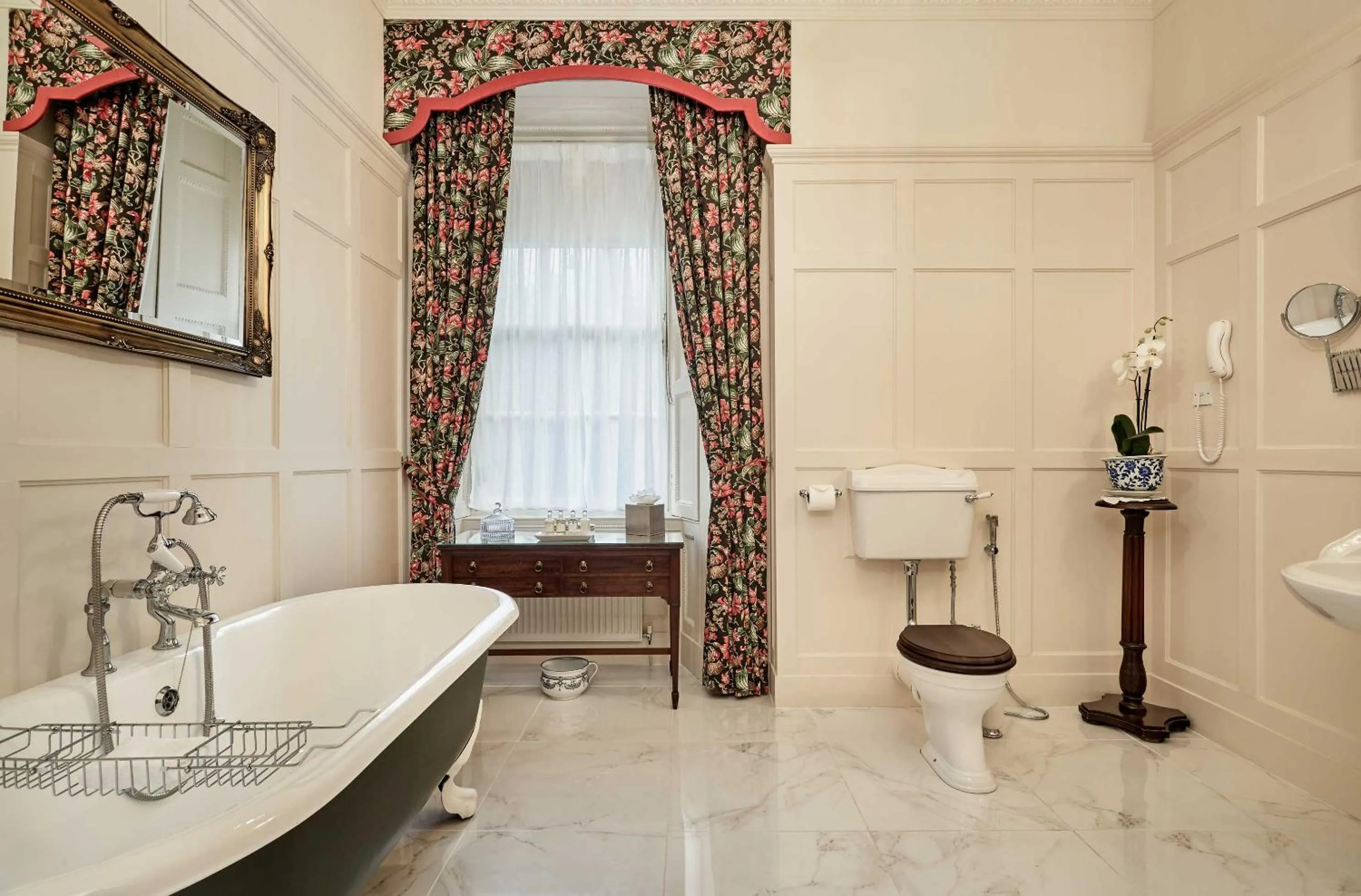 Bathroom in Glenapp Castle