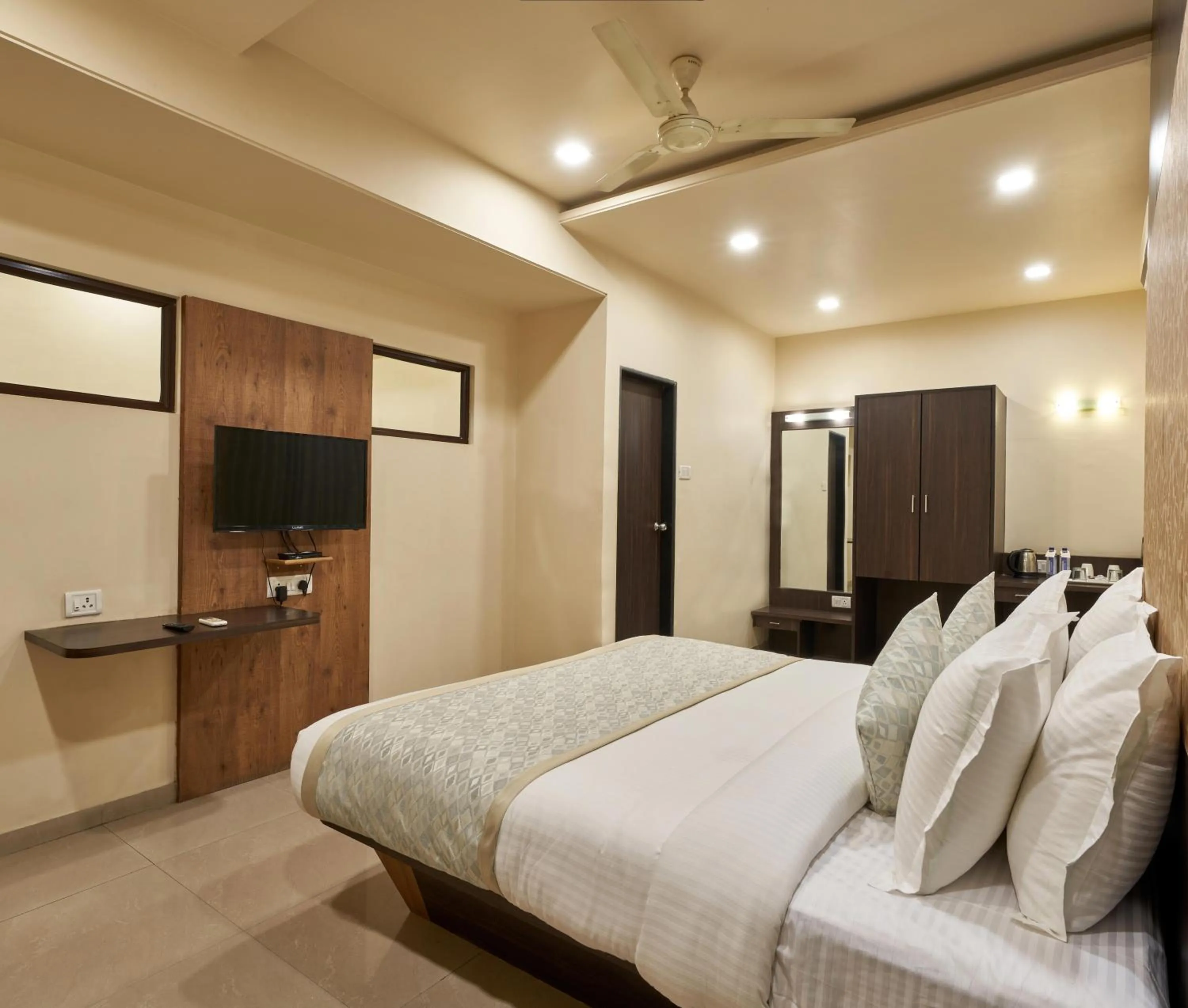 TV and multimedia, Bed in Hotel Atria, Kolhapur