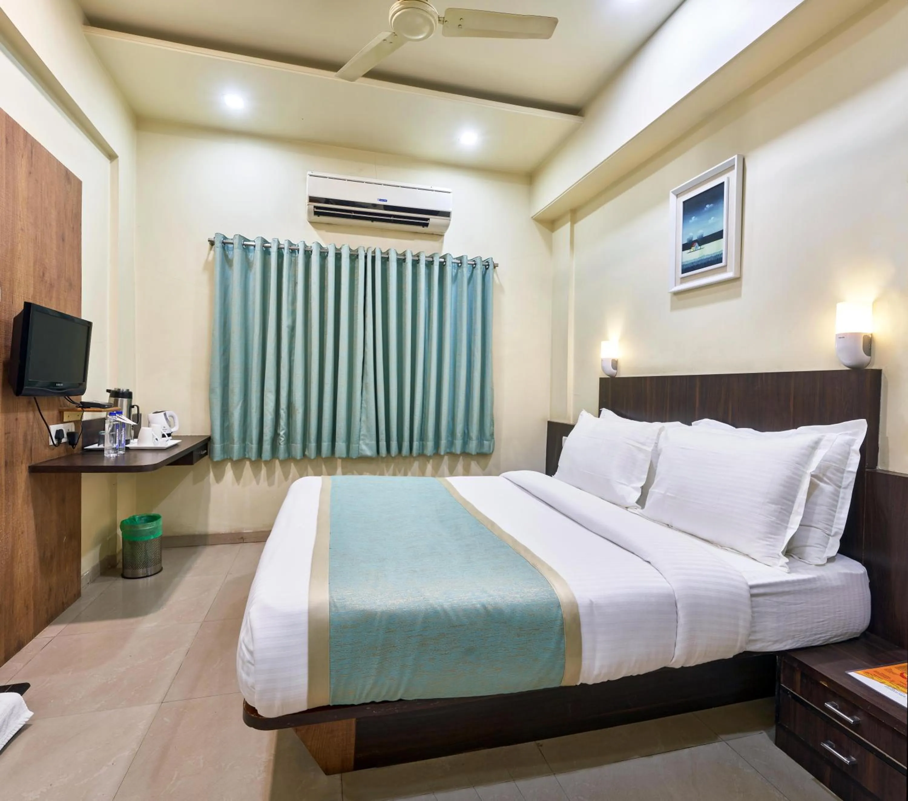 TV and multimedia, Bed in Hotel Atria, Kolhapur
