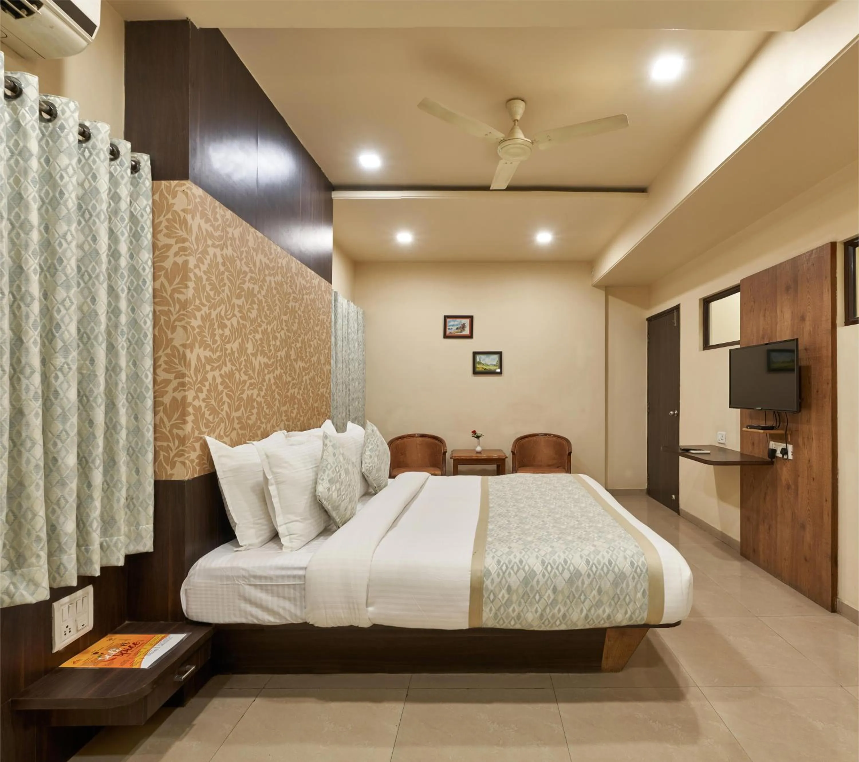 TV and multimedia, Bed in Hotel Atria, Kolhapur