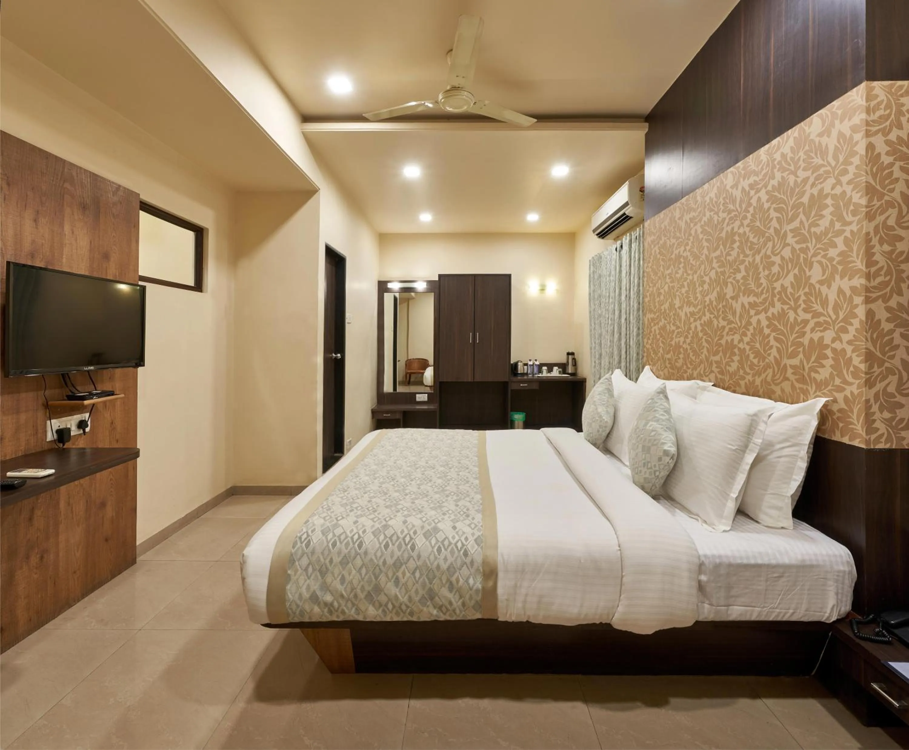 TV and multimedia, Bed in Hotel Atria, Kolhapur