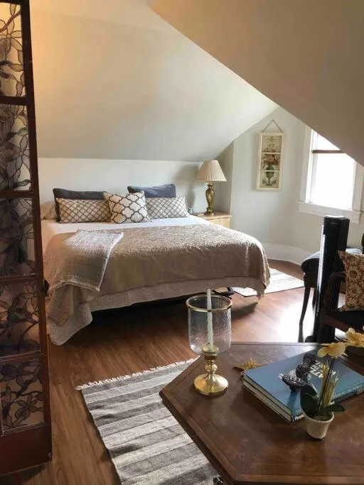 Redefined Alchemy - Bright, eclectic, pretty Apt 3E