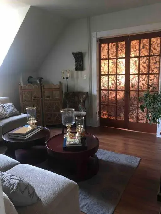 Redefined Alchemy - Bright, eclectic, pretty Apt 3E Redefined Alchemy - Bright, eclectic, pretty Apt 3E