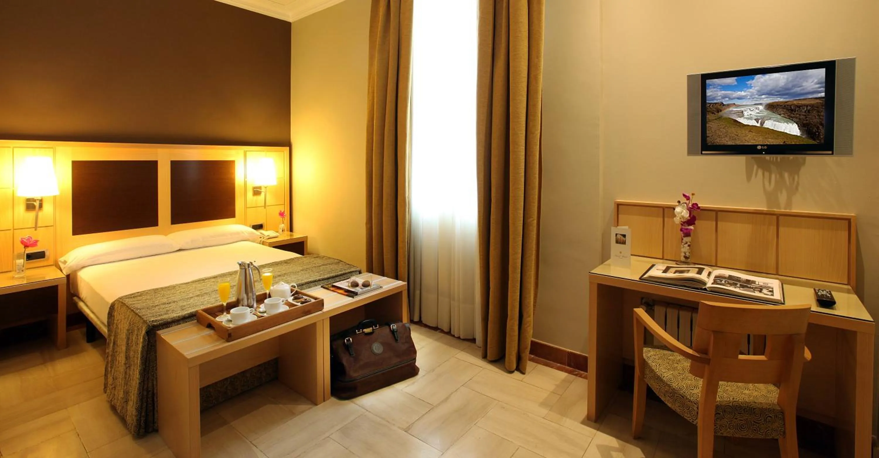 Photo of the whole room, Bed in Hotel Nouvel