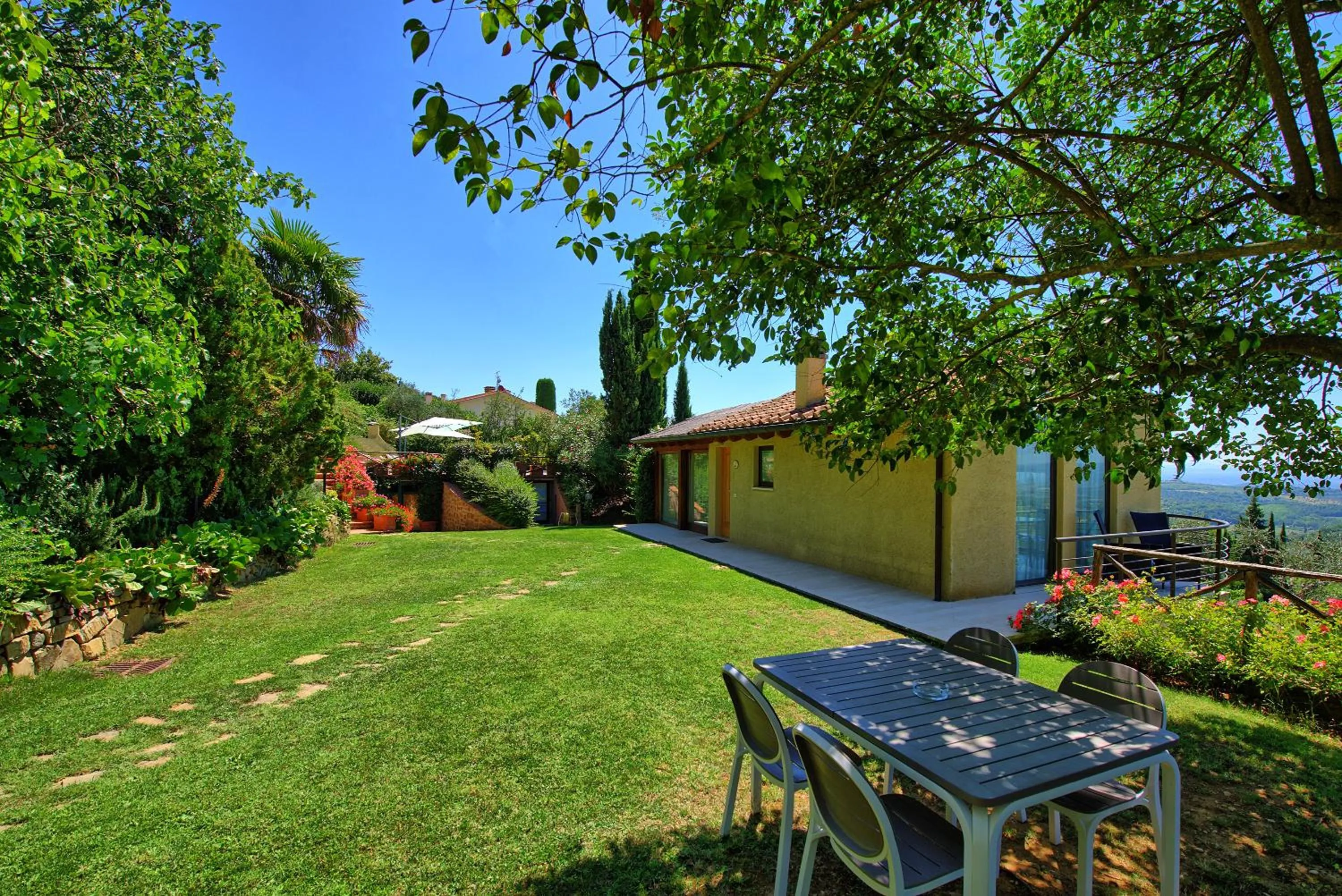 Facade/entrance in Villa Casa Lucia by PosarelliVillas