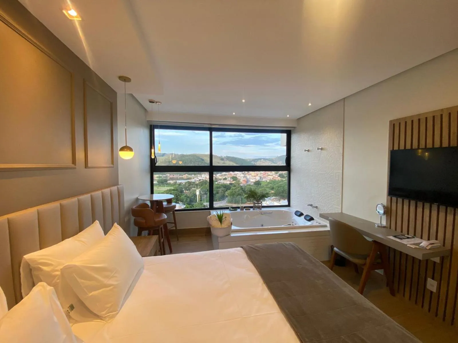 Bedroom, Bed in Vista do Lago Hotel