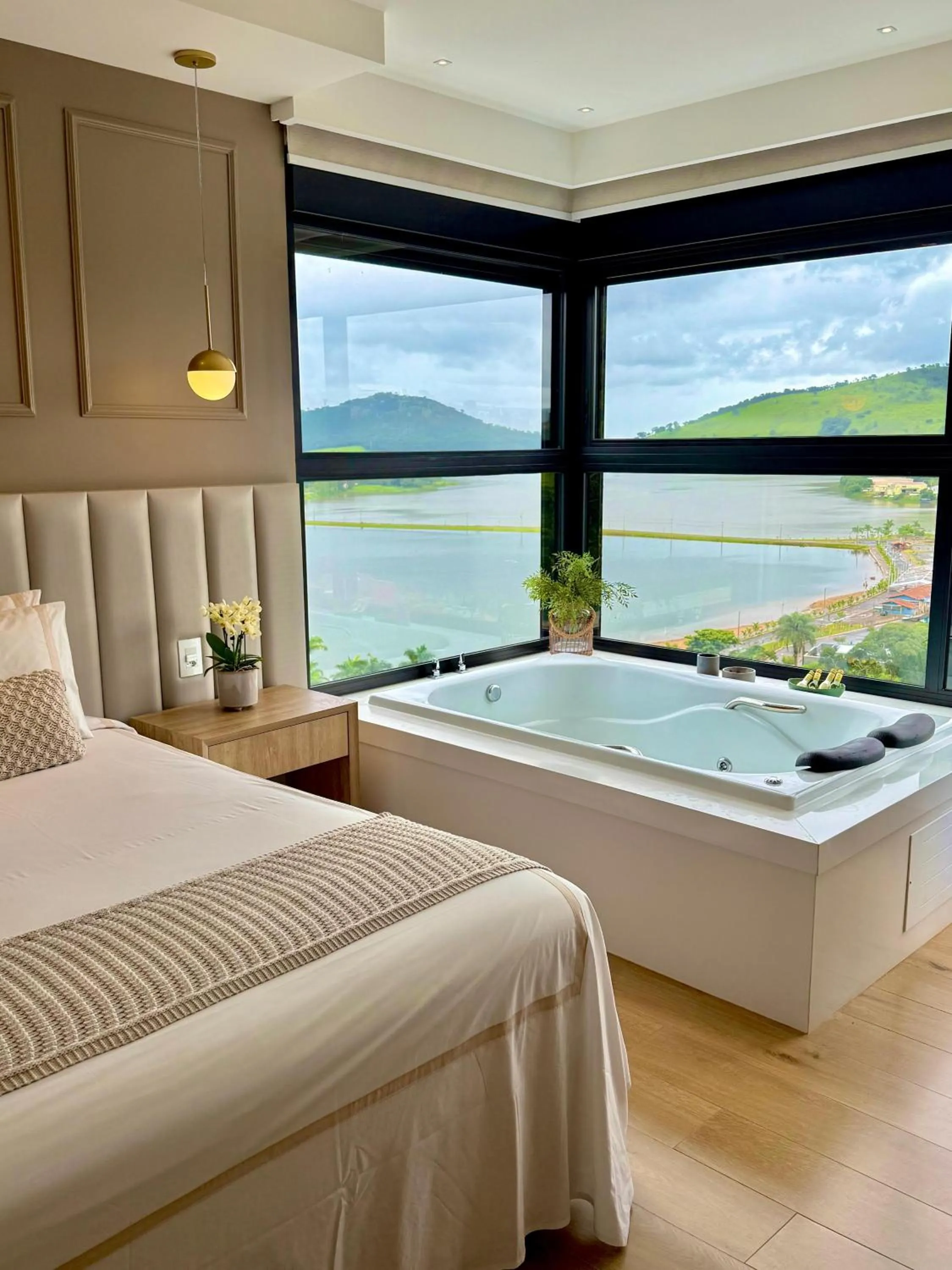 Bedroom, Bed in Vista do Lago Hotel