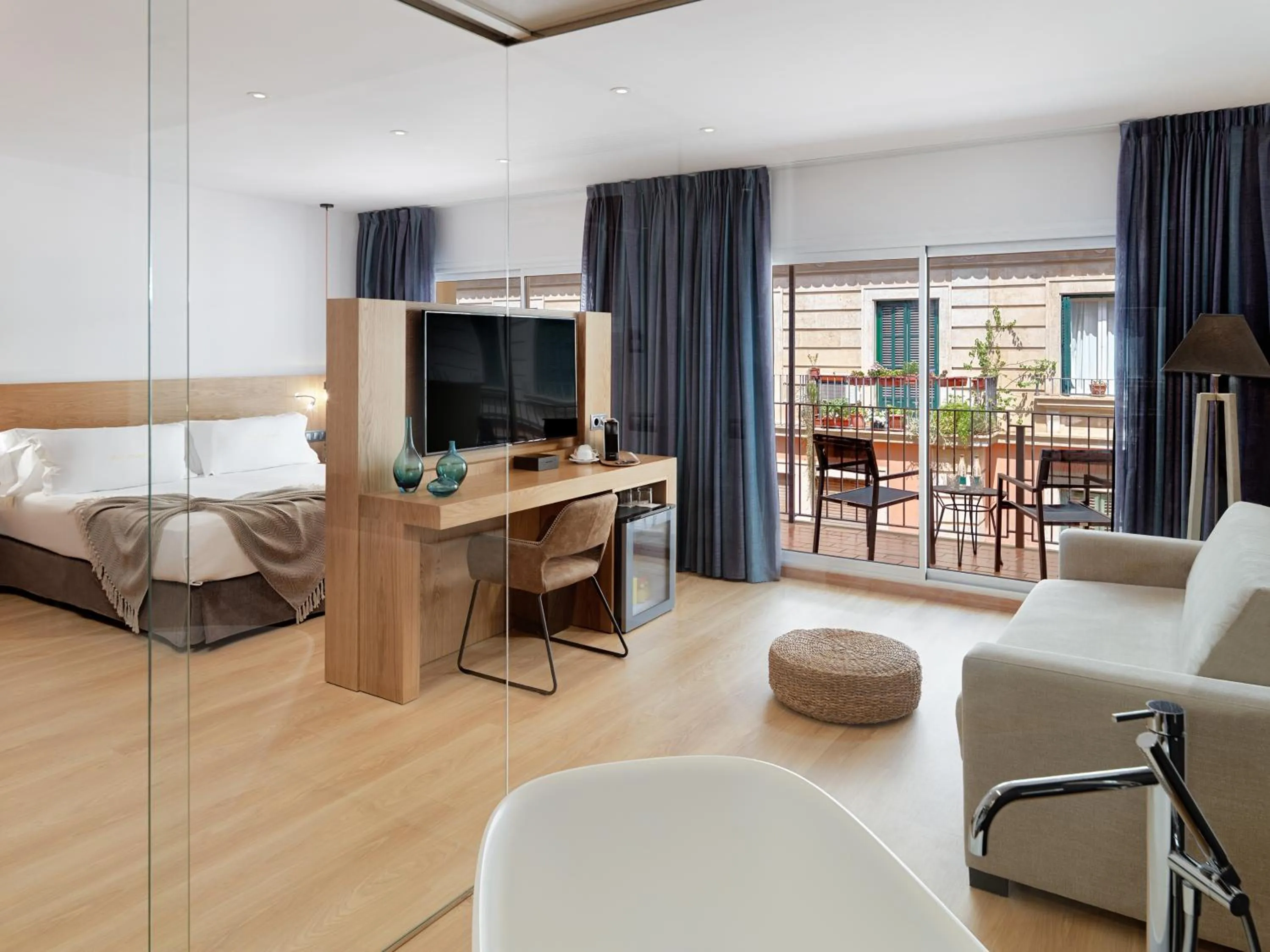 Communal lounge/ TV room, Bed in Hotel Saratoga