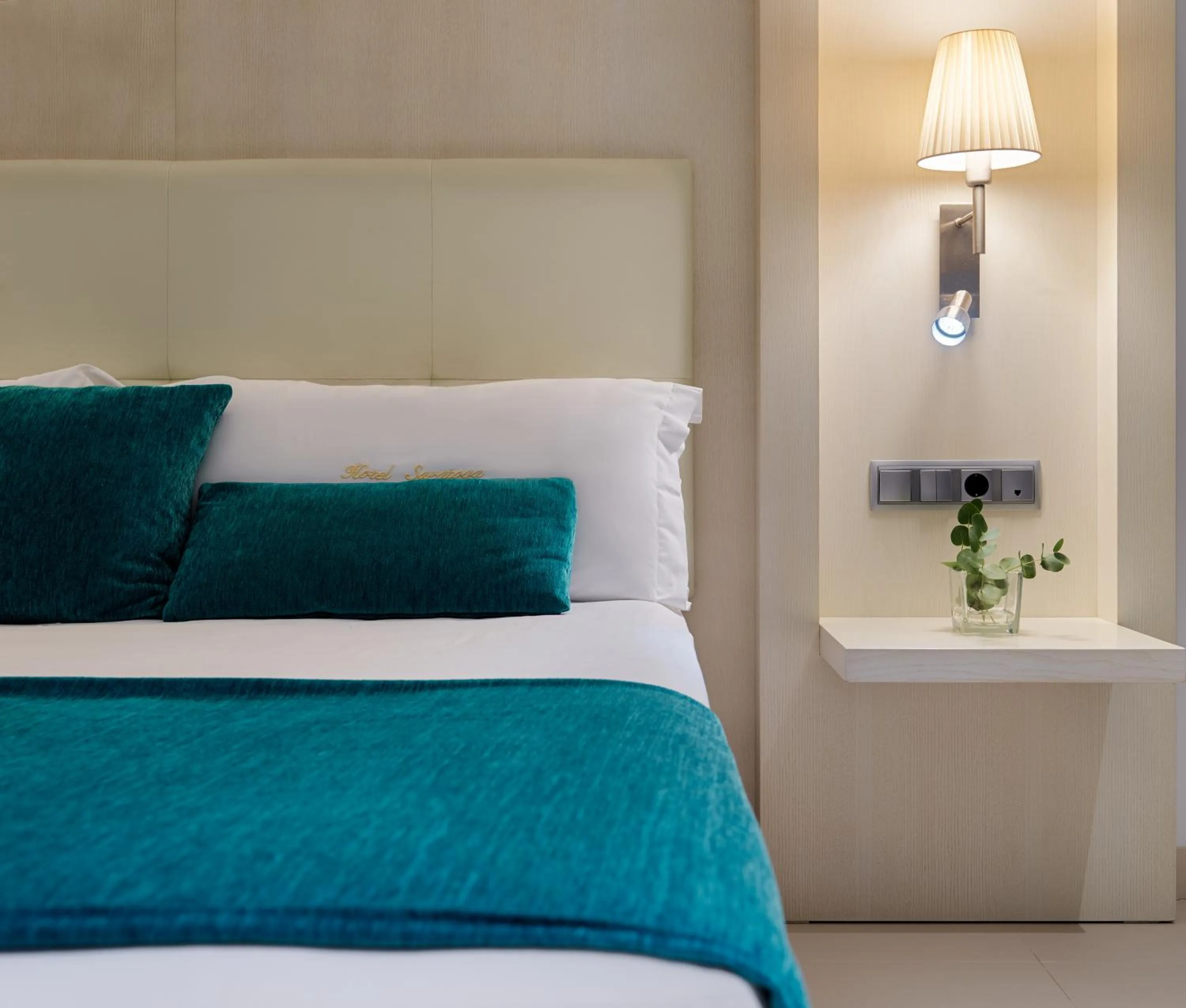 Bed in Hotel Saratoga