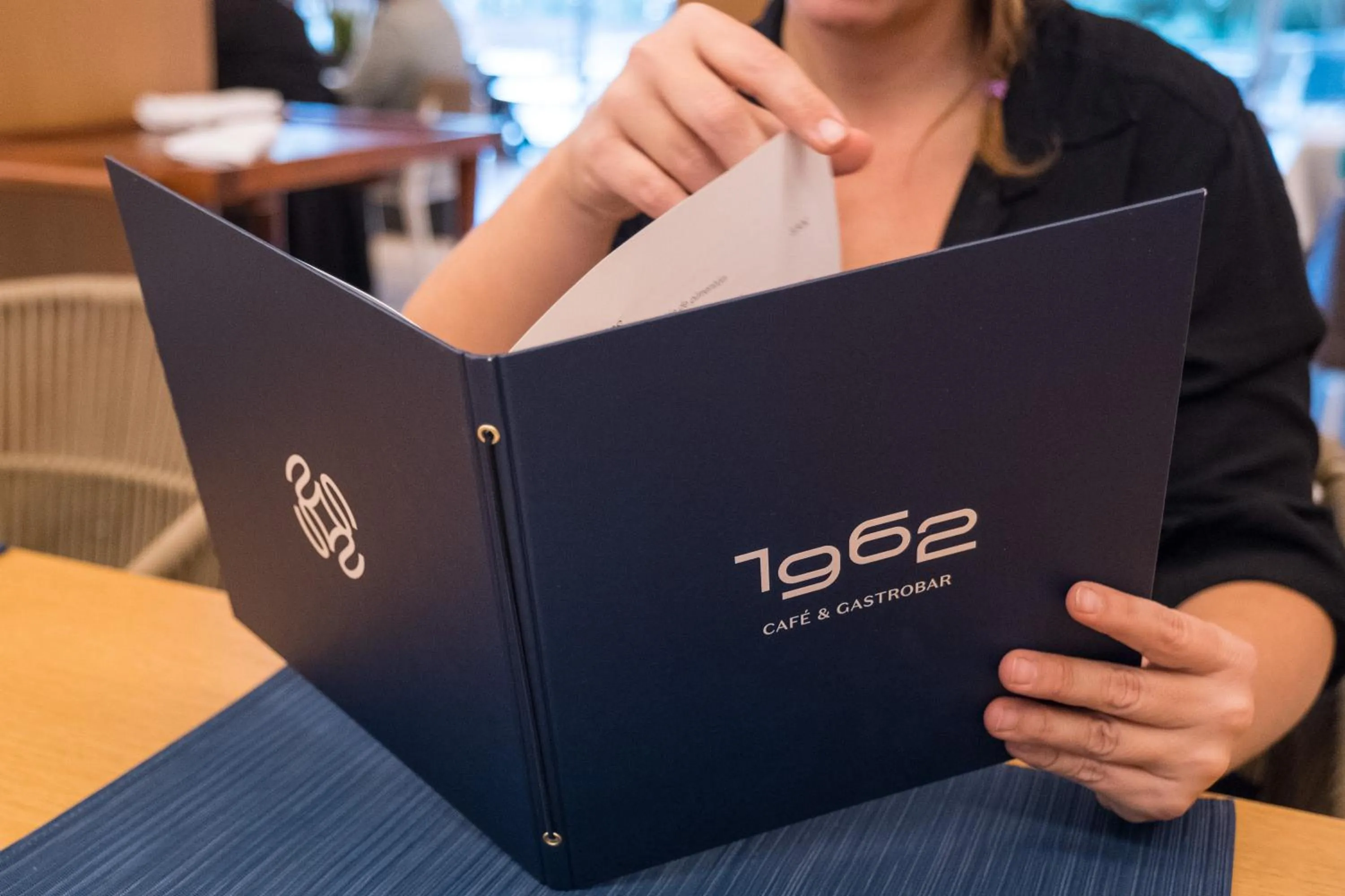 Restaurant/places to eat in Hotel Saratoga