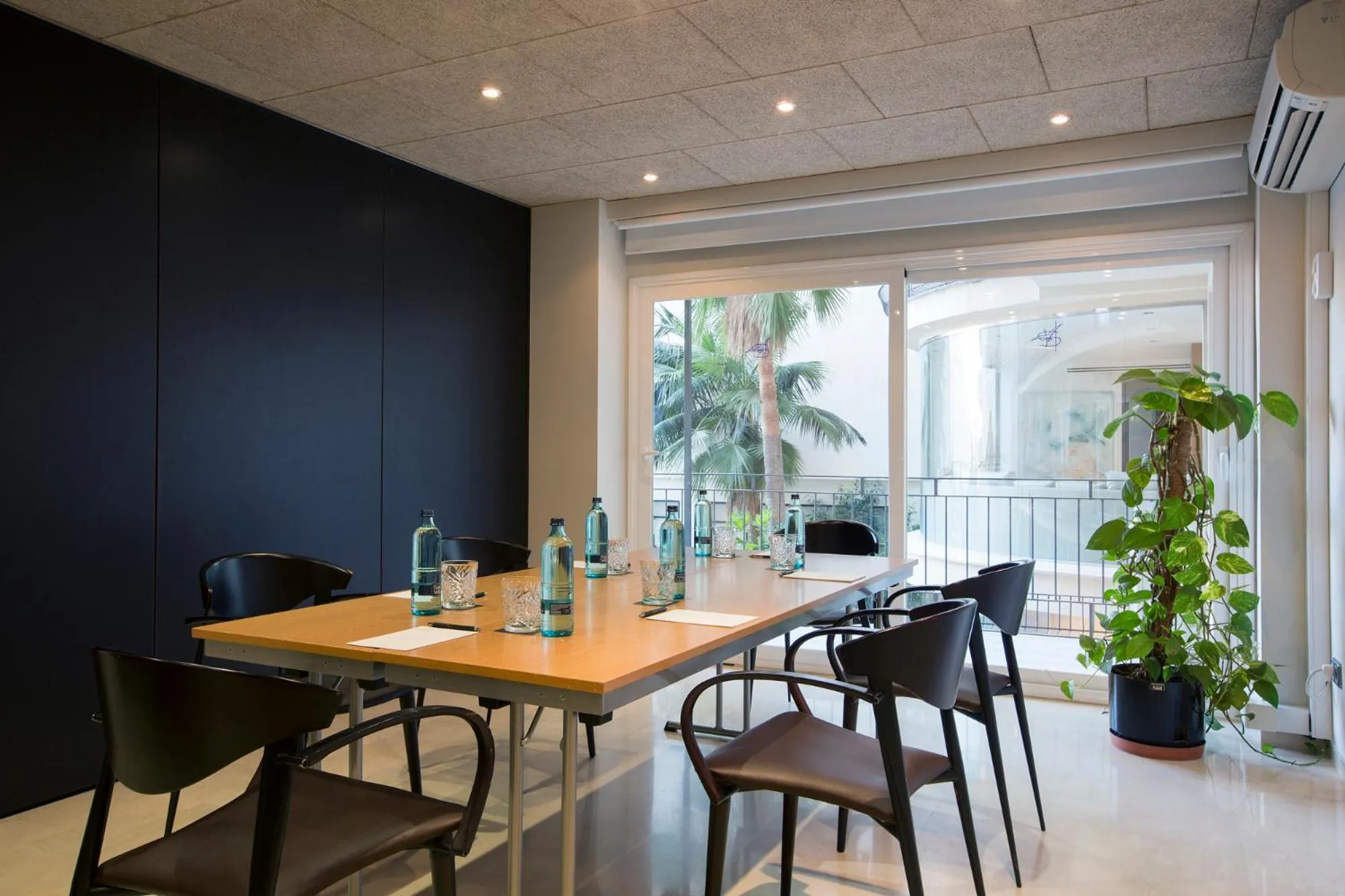 Business facilities in Hotel Saratoga