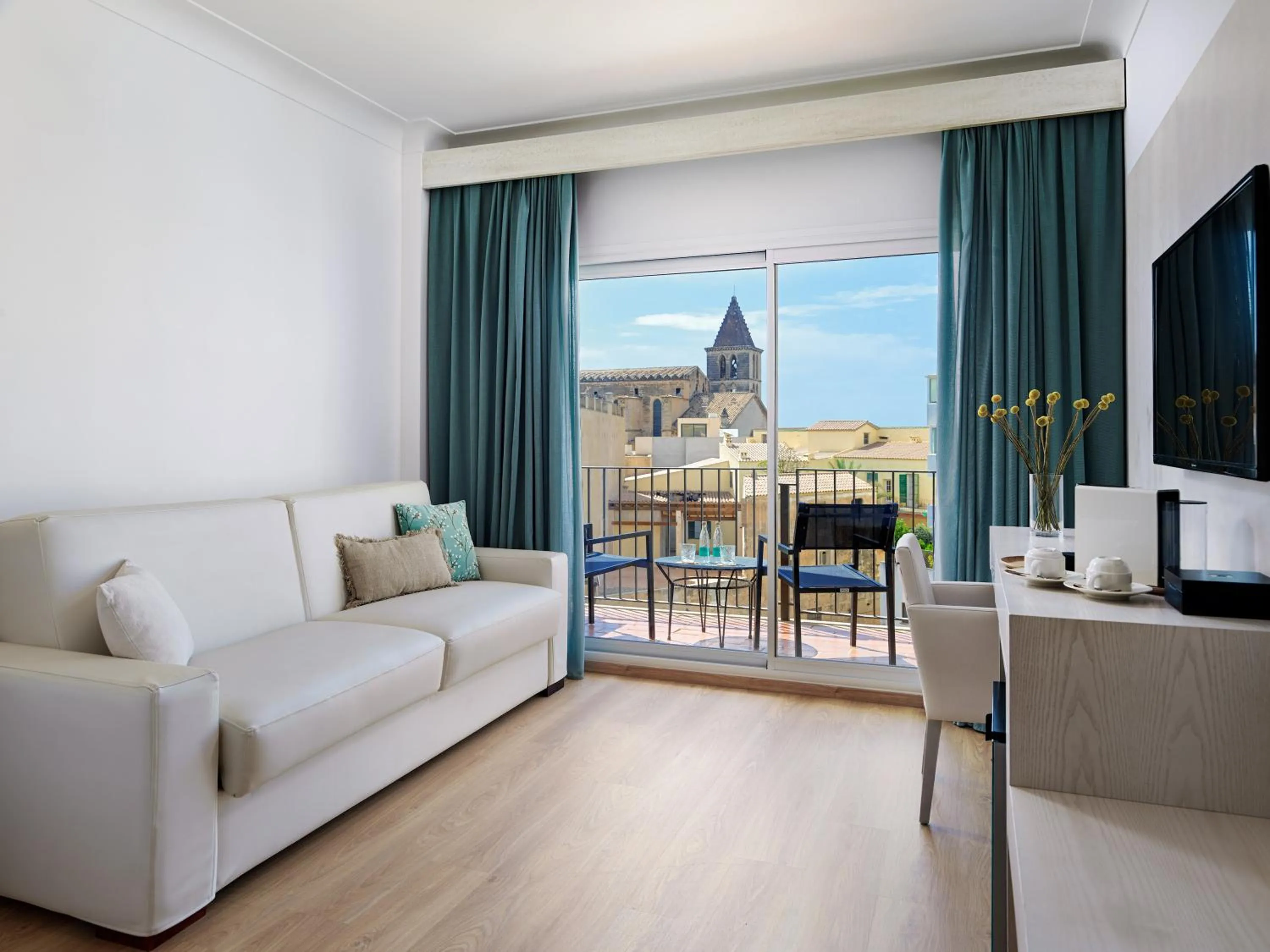 TV and multimedia in Hotel Saratoga