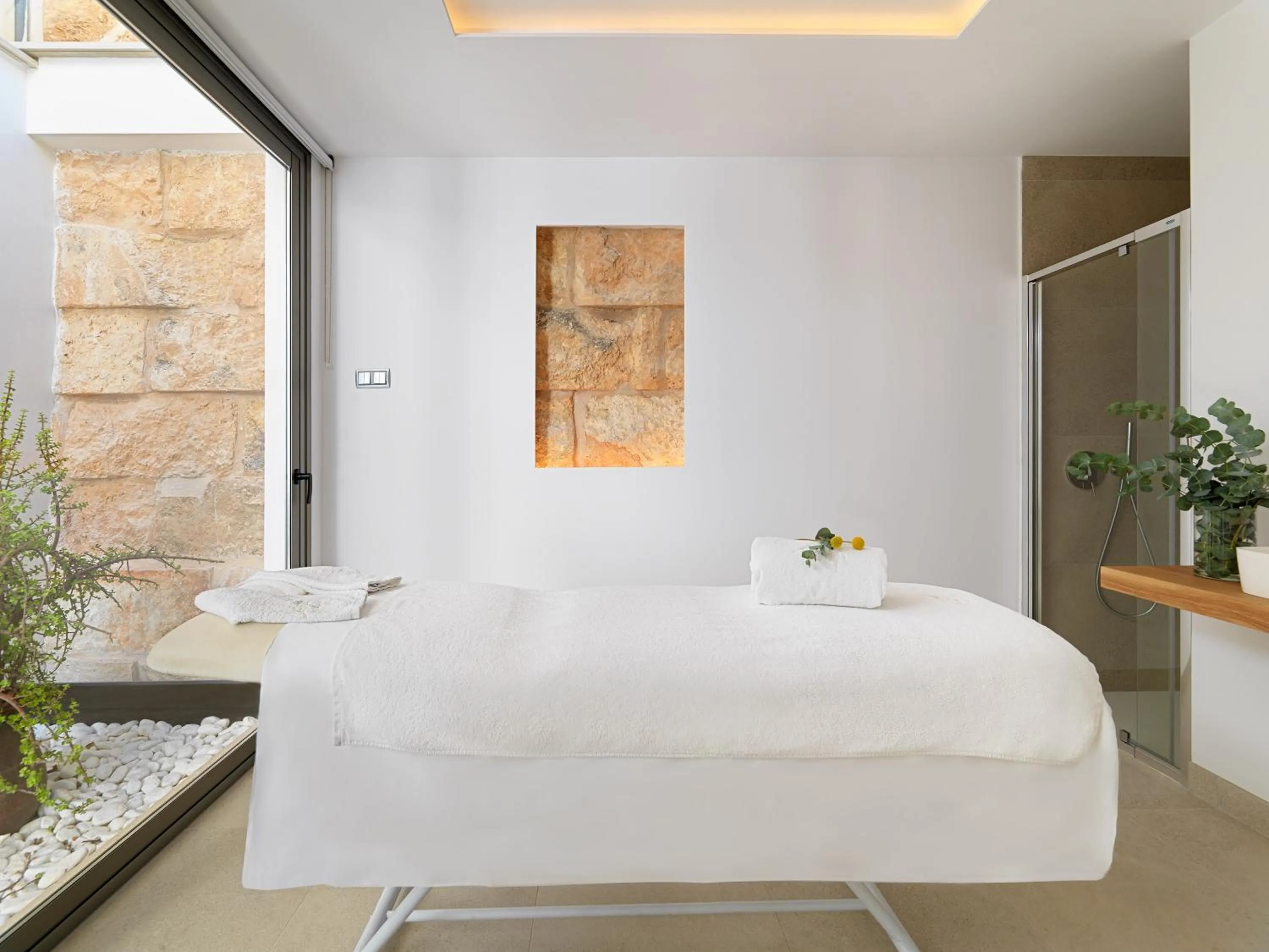 Massage, Bed in Hotel Saratoga