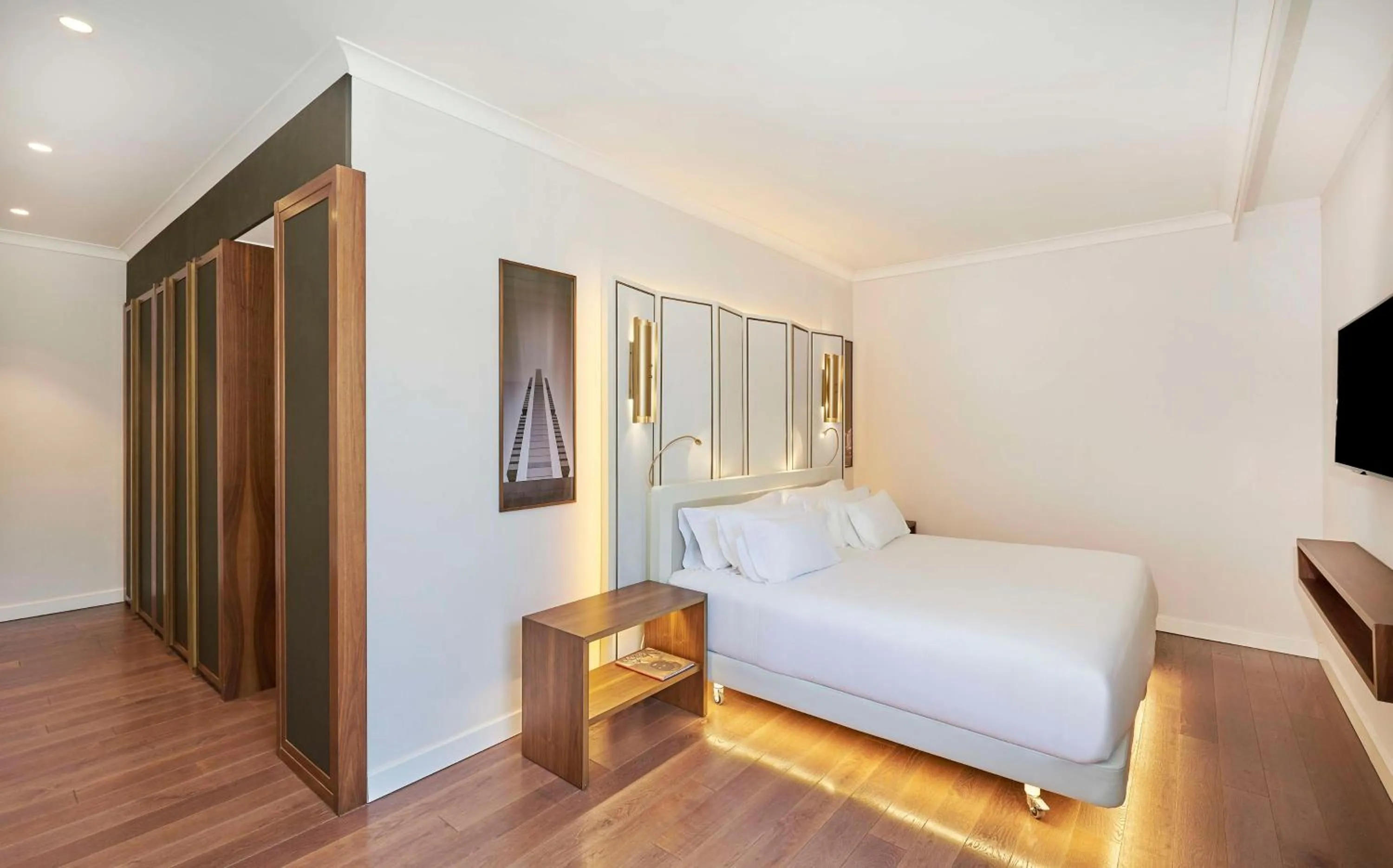 Photo of the whole room, Bed in NH Collection Madrid Eurobuilding
