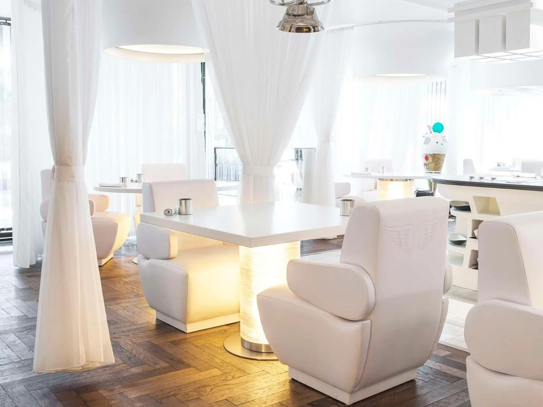 Restaurant/places to eat in NH Collection Madrid Eurobuilding