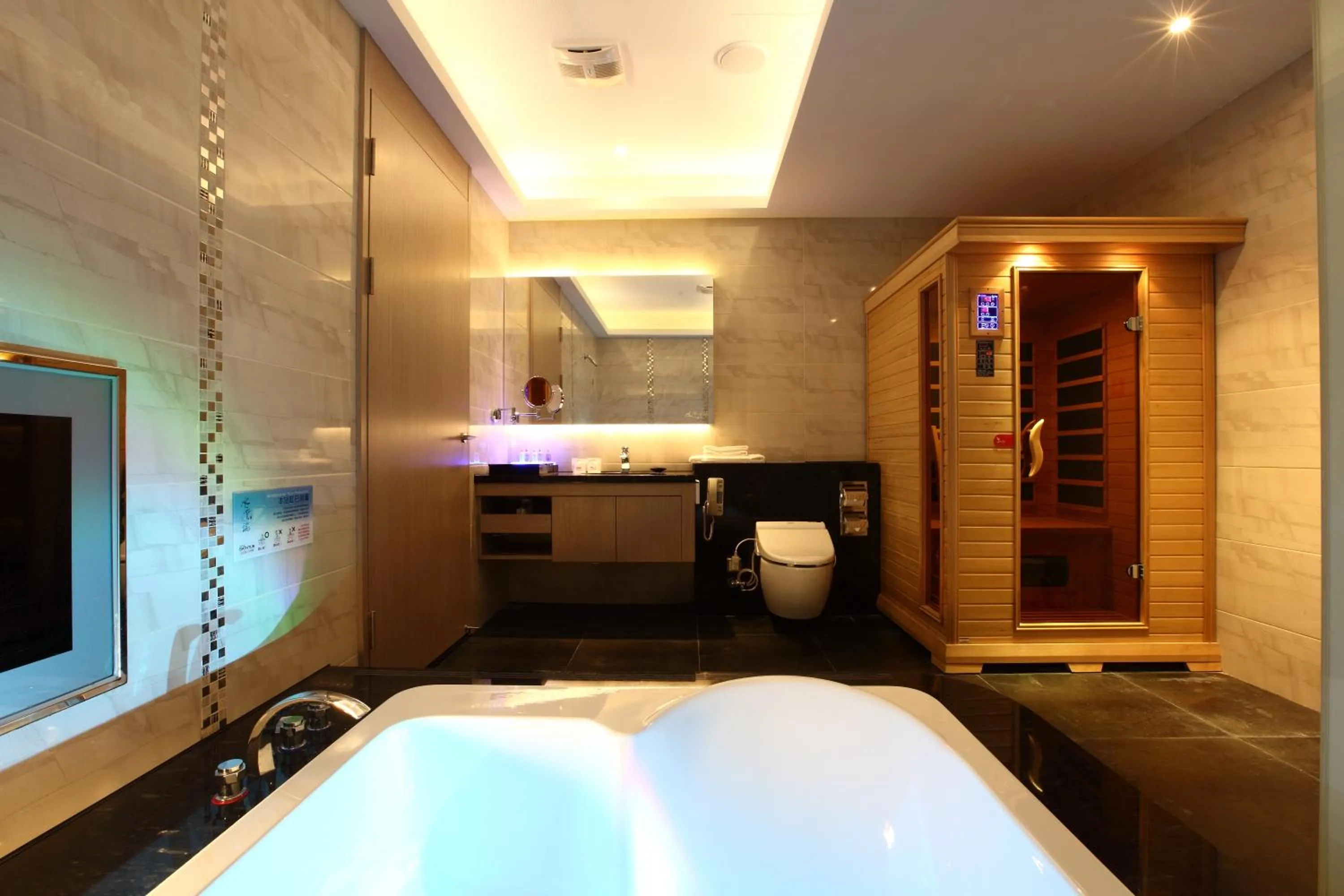 Shower, Bed in Icloud Luxury Resort & Hotel