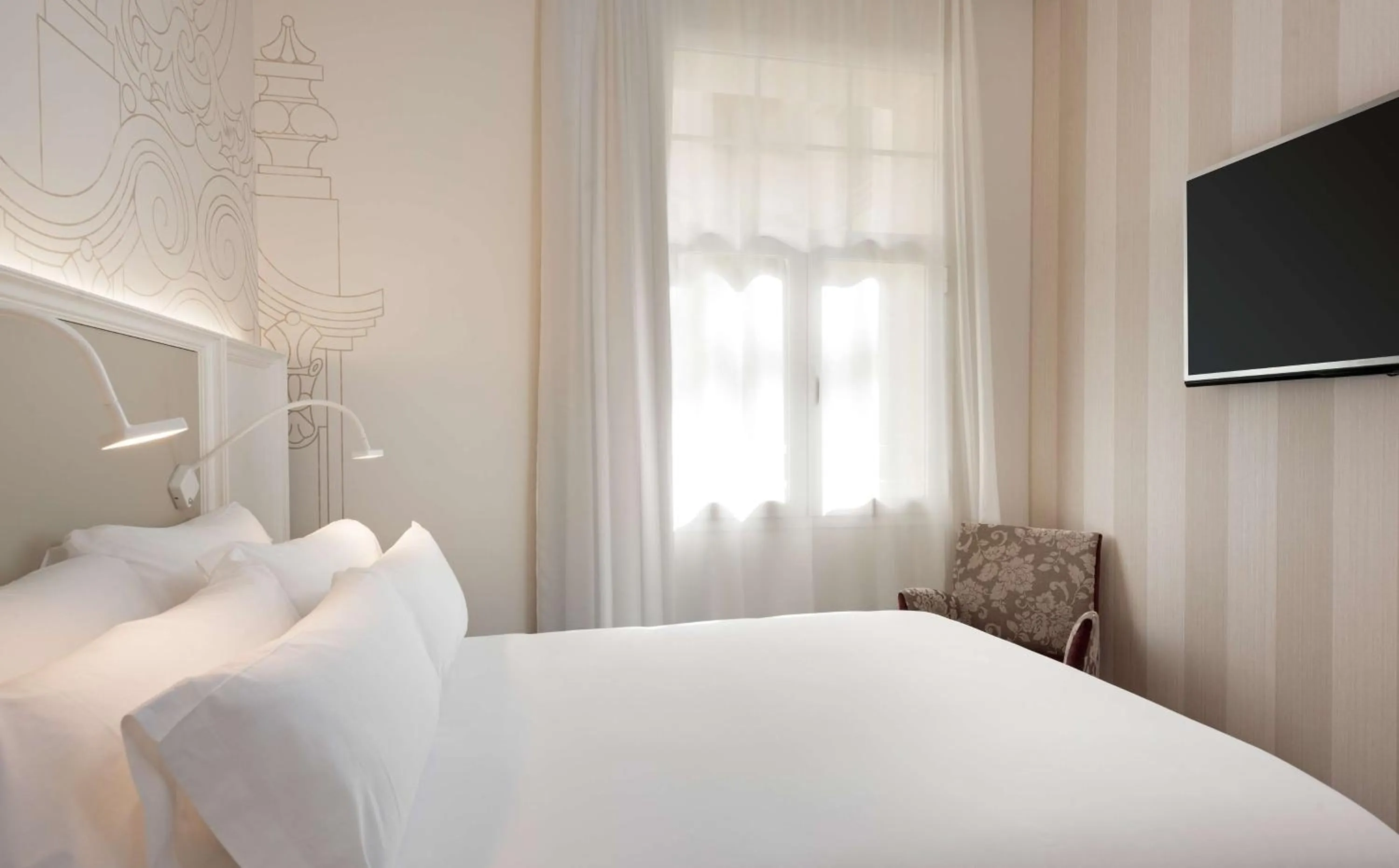 Photo of the whole room, Bed in NH Collection Madrid Abascal