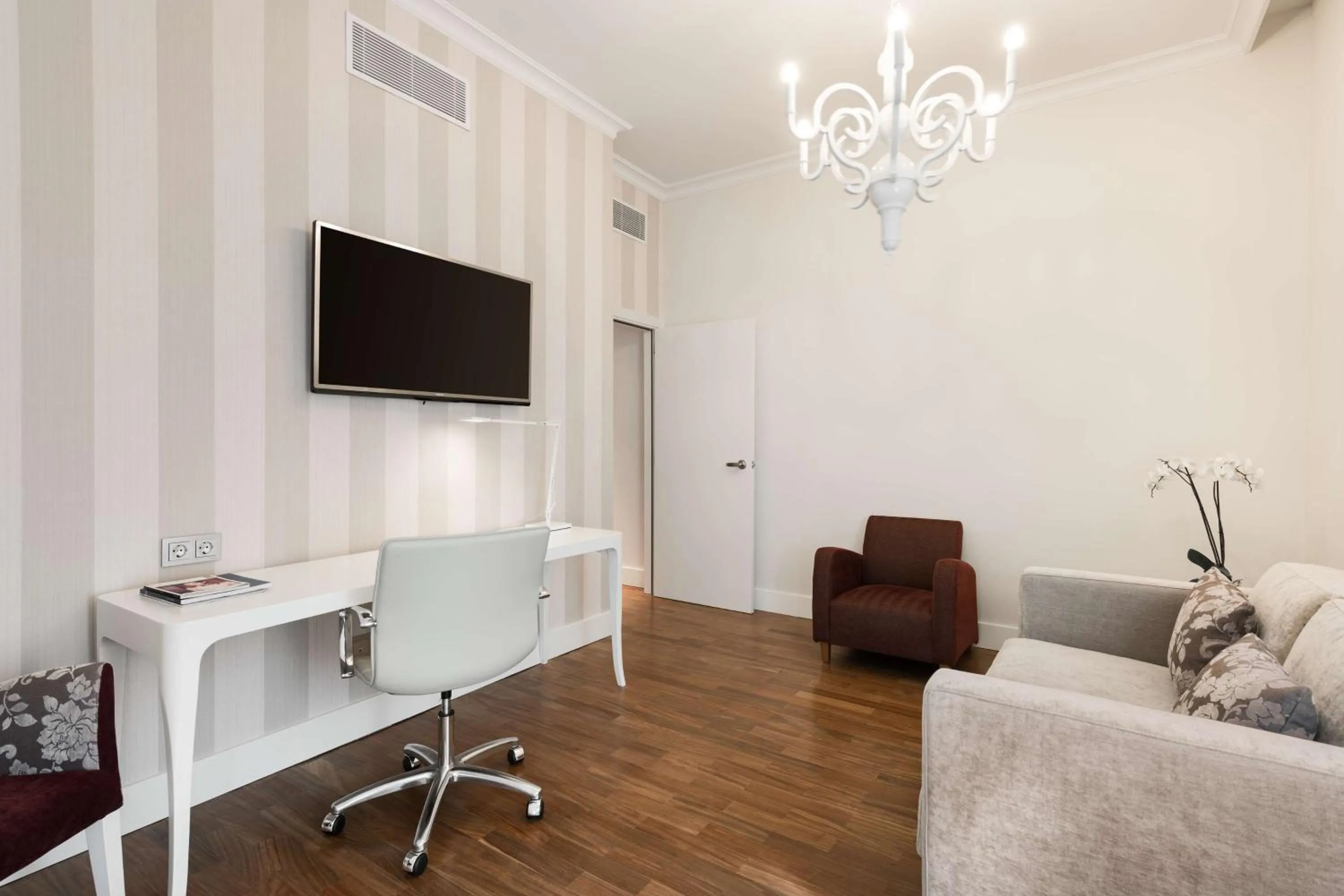 Photo of the whole room in NH Collection Madrid Abascal